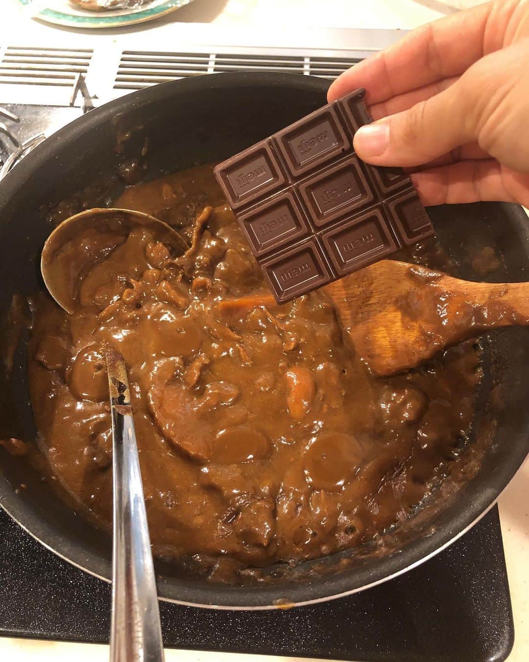 みきママさんのインスタグラム写真 - (みきママInstagram)「【ランチはチョコカレーです！！】. . . . . . うますぎるー❤️❤️❤️. . . . . . 撮影の合間にパワーチャージ👊👊👊. . . . . . . はる兄は期末テストだったので、ランチはお弁当です😘😘😘. . . . . 私「オムライス、名前書いたよ。」って言ったら、 . . . . . はる兄「どーでもいい」ってさ。 . . . . . ユーアーソークール😱😱😱😱. . . #ランチ . . .」6月26日 15時29分 - mikimama_official