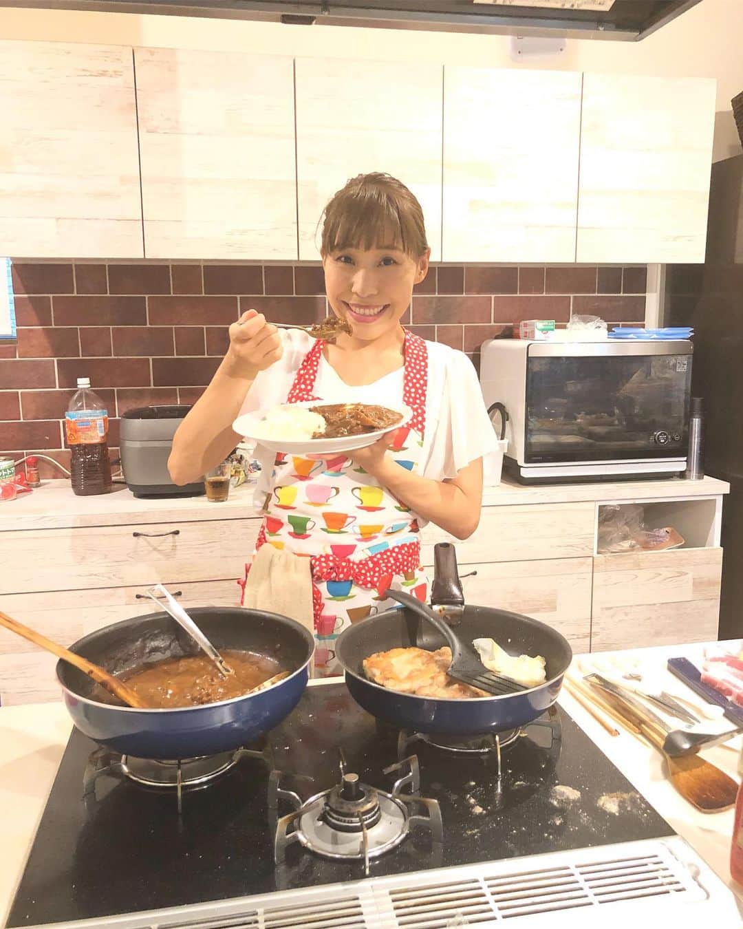 みきママさんのインスタグラム写真 - (みきママInstagram)「【ランチはチョコカレーです！！】. . . . . . うますぎるー❤️❤️❤️. . . . . . 撮影の合間にパワーチャージ👊👊👊. . . . . . . はる兄は期末テストだったので、ランチはお弁当です😘😘😘. . . . . 私「オムライス、名前書いたよ。」って言ったら、 . . . . . はる兄「どーでもいい」ってさ。 . . . . . ユーアーソークール😱😱😱😱. . . #ランチ . . .」6月26日 15時29分 - mikimama_official