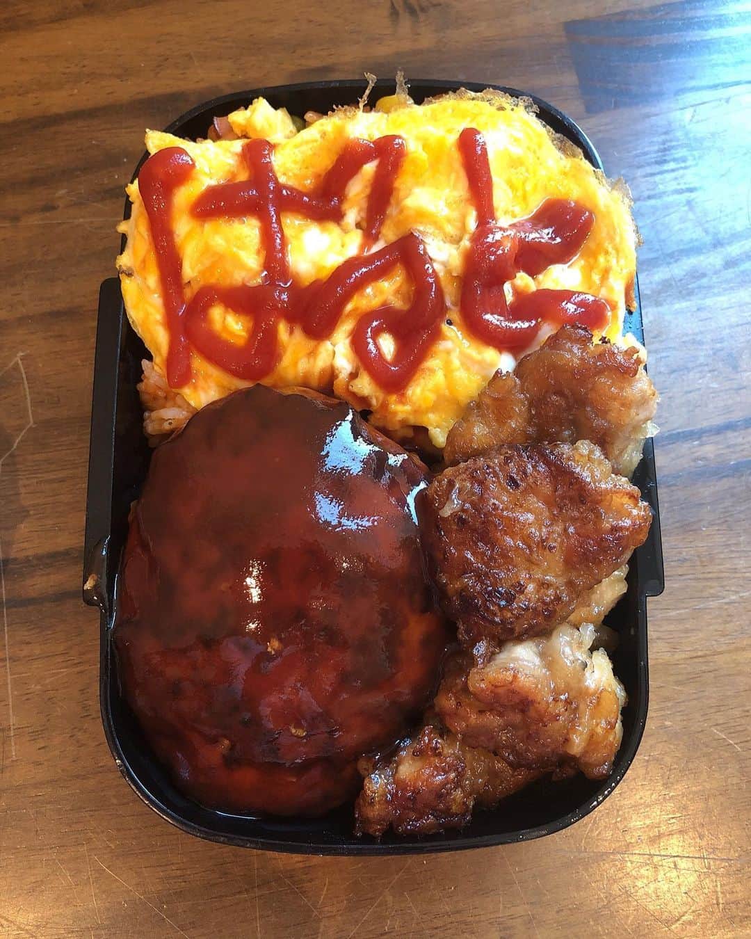みきママさんのインスタグラム写真 - (みきママInstagram)「【ランチはチョコカレーです！！】. . . . . . うますぎるー❤️❤️❤️. . . . . . 撮影の合間にパワーチャージ👊👊👊. . . . . . . はる兄は期末テストだったので、ランチはお弁当です😘😘😘. . . . . 私「オムライス、名前書いたよ。」って言ったら、 . . . . . はる兄「どーでもいい」ってさ。 . . . . . ユーアーソークール😱😱😱😱. . . #ランチ . . .」6月26日 15時29分 - mikimama_official