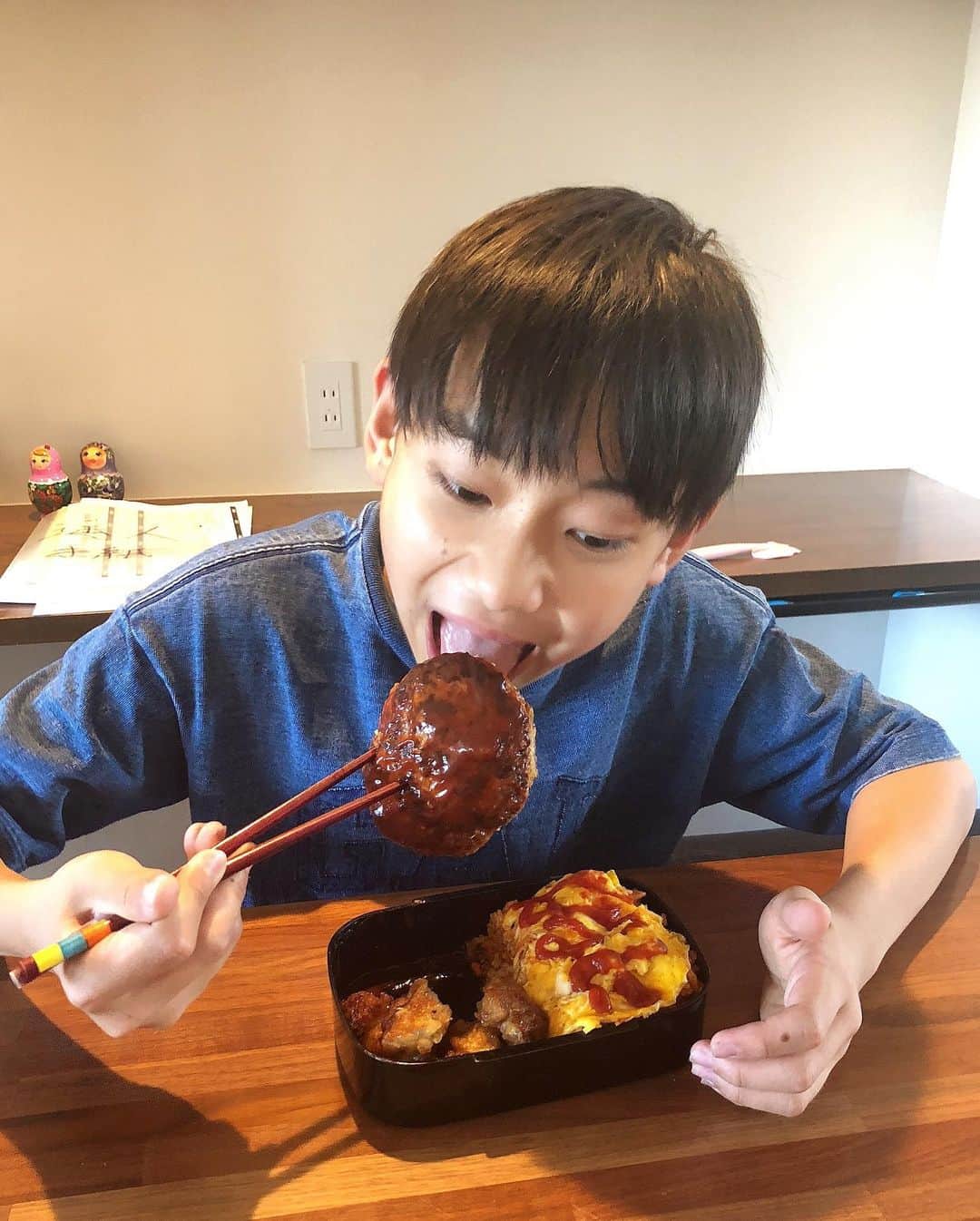 みきママさんのインスタグラム写真 - (みきママInstagram)「【ランチはチョコカレーです！！】. . . . . . うますぎるー❤️❤️❤️. . . . . . 撮影の合間にパワーチャージ👊👊👊. . . . . . . はる兄は期末テストだったので、ランチはお弁当です😘😘😘. . . . . 私「オムライス、名前書いたよ。」って言ったら、 . . . . . はる兄「どーでもいい」ってさ。 . . . . . ユーアーソークール😱😱😱😱. . . #ランチ . . .」6月26日 15時29分 - mikimama_official