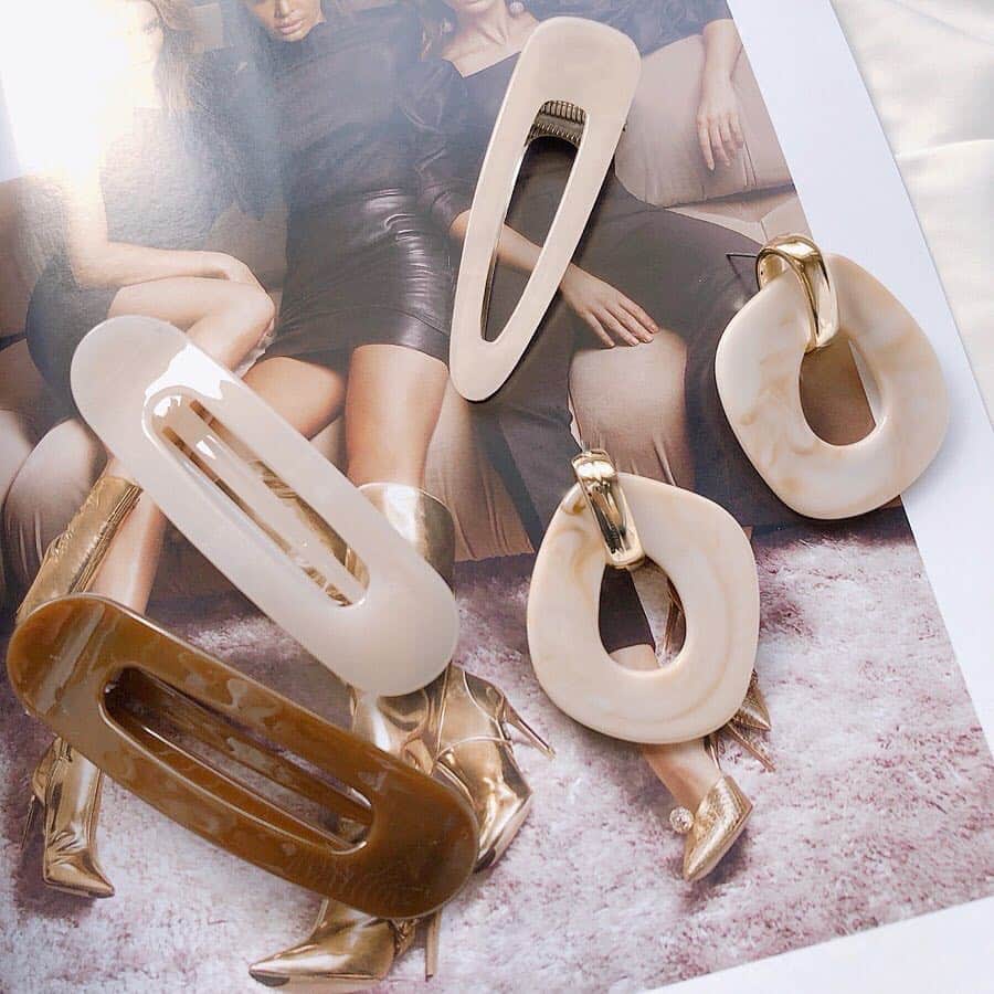 3COINSさんのインスタグラム写真 - (3COINSInstagram)「❋NEW ACCESSORIES❋﻿ ﻿ 本日は新作アクセサリーの入荷日です☆﻿ 大人気のヘアクリップやマーブル素材の大ぶりピアスなど、﻿ 今週もかわいいアクセが多数入荷ですよ♪︎﻿ ﻿ 各スタッフが早速ご紹介しておりますが、﻿ ベルモール宇都宮店のtomomi( @3coins_bellutsunomiya.tomomi )のpicがとってもオシャレでしたので、﻿ チェックしてみましょう！！﻿ ﻿ ✎︎＿＿＿＿＿＿＿＿＿＿＿＿＿＿＿＿＿＿＿＿＿＿﻿ ﻿﻿ 🆕新商品🆕スワイプしてください☞﻿﻿﻿ ﻿﻿ 今日はアクセサリーの入荷日💍✨﻿﻿ ﻿﻿ 可愛いアクセサリーが沢山入荷したのでご紹介します♪♪﻿﻿ ﻿﻿ ﻿﻿ ﻿﻿ 大ぶりのマーブルピアスや、ヘアクリップ、スクエアクリップなどなど、合わせて使うと可愛いアイテムばかり！⭐﻿﻿ ﻿﻿ ﻿﻿ ピンク系のアクセサリーはくすんだ色のピンクで落ち着いた色味なので使いやすいと思います✨﻿﻿ ﻿﻿ ﻿﻿ ブラウン系のアクセサリーは大人っぽく♡﻿﻿ またパープルで差し色に✨﻿﻿ ﻿﻿ ﻿﻿ ホワイト系は夏らしく爽やかに♡﻿﻿ どんな服装でも合わせやすい✨﻿﻿ ﻿﻿ ﻿﻿ ﻿﻿ ﻿﻿ 今回も大人気の予感、、♡﻿﻿ ﻿﻿ ぜひお早めにGETしてみてくださいね☺︎﻿﻿ ﻿﻿ ﻿﻿ ﻿﻿ ﻿﻿ ✔アクセサリー 各￥300+tax﻿﻿ (丸いクリップは2個セットです)﻿﻿ ﻿﻿ ﻿﻿ ﻿﻿ #3coins #3coins新商品 #スリコ #スリーコインズ #新商品#栃木#栃木県#宇都宮#宇都宮市#宇都宮ベルモール#ベルモール #プチプラ #雑貨#アクセサリー #accessory #ピアス #大ぶりピアス #マーブルピアス #ヘアクリップ #人気商品  #夏アクセサリー #くすみカラー」6月26日 15時36分 - 3coins_official
