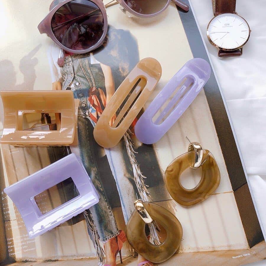 3COINSさんのインスタグラム写真 - (3COINSInstagram)「❋NEW ACCESSORIES❋﻿ ﻿ 本日は新作アクセサリーの入荷日です☆﻿ 大人気のヘアクリップやマーブル素材の大ぶりピアスなど、﻿ 今週もかわいいアクセが多数入荷ですよ♪︎﻿ ﻿ 各スタッフが早速ご紹介しておりますが、﻿ ベルモール宇都宮店のtomomi( @3coins_bellutsunomiya.tomomi )のpicがとってもオシャレでしたので、﻿ チェックしてみましょう！！﻿ ﻿ ✎︎＿＿＿＿＿＿＿＿＿＿＿＿＿＿＿＿＿＿＿＿＿＿﻿ ﻿﻿ 🆕新商品🆕スワイプしてください☞﻿﻿﻿ ﻿﻿ 今日はアクセサリーの入荷日💍✨﻿﻿ ﻿﻿ 可愛いアクセサリーが沢山入荷したのでご紹介します♪♪﻿﻿ ﻿﻿ ﻿﻿ ﻿﻿ 大ぶりのマーブルピアスや、ヘアクリップ、スクエアクリップなどなど、合わせて使うと可愛いアイテムばかり！⭐﻿﻿ ﻿﻿ ﻿﻿ ピンク系のアクセサリーはくすんだ色のピンクで落ち着いた色味なので使いやすいと思います✨﻿﻿ ﻿﻿ ﻿﻿ ブラウン系のアクセサリーは大人っぽく♡﻿﻿ またパープルで差し色に✨﻿﻿ ﻿﻿ ﻿﻿ ホワイト系は夏らしく爽やかに♡﻿﻿ どんな服装でも合わせやすい✨﻿﻿ ﻿﻿ ﻿﻿ ﻿﻿ ﻿﻿ 今回も大人気の予感、、♡﻿﻿ ﻿﻿ ぜひお早めにGETしてみてくださいね☺︎﻿﻿ ﻿﻿ ﻿﻿ ﻿﻿ ﻿﻿ ✔アクセサリー 各￥300+tax﻿﻿ (丸いクリップは2個セットです)﻿﻿ ﻿﻿ ﻿﻿ ﻿﻿ #3coins #3coins新商品 #スリコ #スリーコインズ #新商品#栃木#栃木県#宇都宮#宇都宮市#宇都宮ベルモール#ベルモール #プチプラ #雑貨#アクセサリー #accessory #ピアス #大ぶりピアス #マーブルピアス #ヘアクリップ #人気商品  #夏アクセサリー #くすみカラー」6月26日 15時36分 - 3coins_official