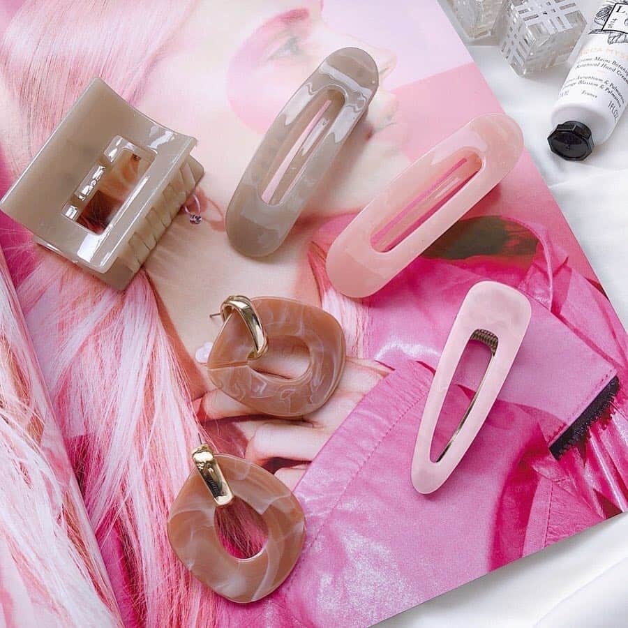 3COINSさんのインスタグラム写真 - (3COINSInstagram)「❋NEW ACCESSORIES❋﻿ ﻿ 本日は新作アクセサリーの入荷日です☆﻿ 大人気のヘアクリップやマーブル素材の大ぶりピアスなど、﻿ 今週もかわいいアクセが多数入荷ですよ♪︎﻿ ﻿ 各スタッフが早速ご紹介しておりますが、﻿ ベルモール宇都宮店のtomomi( @3coins_bellutsunomiya.tomomi )のpicがとってもオシャレでしたので、﻿ チェックしてみましょう！！﻿ ﻿ ✎︎＿＿＿＿＿＿＿＿＿＿＿＿＿＿＿＿＿＿＿＿＿＿﻿ ﻿﻿ 🆕新商品🆕スワイプしてください☞﻿﻿﻿ ﻿﻿ 今日はアクセサリーの入荷日💍✨﻿﻿ ﻿﻿ 可愛いアクセサリーが沢山入荷したのでご紹介します♪♪﻿﻿ ﻿﻿ ﻿﻿ ﻿﻿ 大ぶりのマーブルピアスや、ヘアクリップ、スクエアクリップなどなど、合わせて使うと可愛いアイテムばかり！⭐﻿﻿ ﻿﻿ ﻿﻿ ピンク系のアクセサリーはくすんだ色のピンクで落ち着いた色味なので使いやすいと思います✨﻿﻿ ﻿﻿ ﻿﻿ ブラウン系のアクセサリーは大人っぽく♡﻿﻿ またパープルで差し色に✨﻿﻿ ﻿﻿ ﻿﻿ ホワイト系は夏らしく爽やかに♡﻿﻿ どんな服装でも合わせやすい✨﻿﻿ ﻿﻿ ﻿﻿ ﻿﻿ ﻿﻿ 今回も大人気の予感、、♡﻿﻿ ﻿﻿ ぜひお早めにGETしてみてくださいね☺︎﻿﻿ ﻿﻿ ﻿﻿ ﻿﻿ ﻿﻿ ✔アクセサリー 各￥300+tax﻿﻿ (丸いクリップは2個セットです)﻿﻿ ﻿﻿ ﻿﻿ ﻿﻿ #3coins #3coins新商品 #スリコ #スリーコインズ #新商品#栃木#栃木県#宇都宮#宇都宮市#宇都宮ベルモール#ベルモール #プチプラ #雑貨#アクセサリー #accessory #ピアス #大ぶりピアス #マーブルピアス #ヘアクリップ #人気商品  #夏アクセサリー #くすみカラー」6月26日 15時36分 - 3coins_official