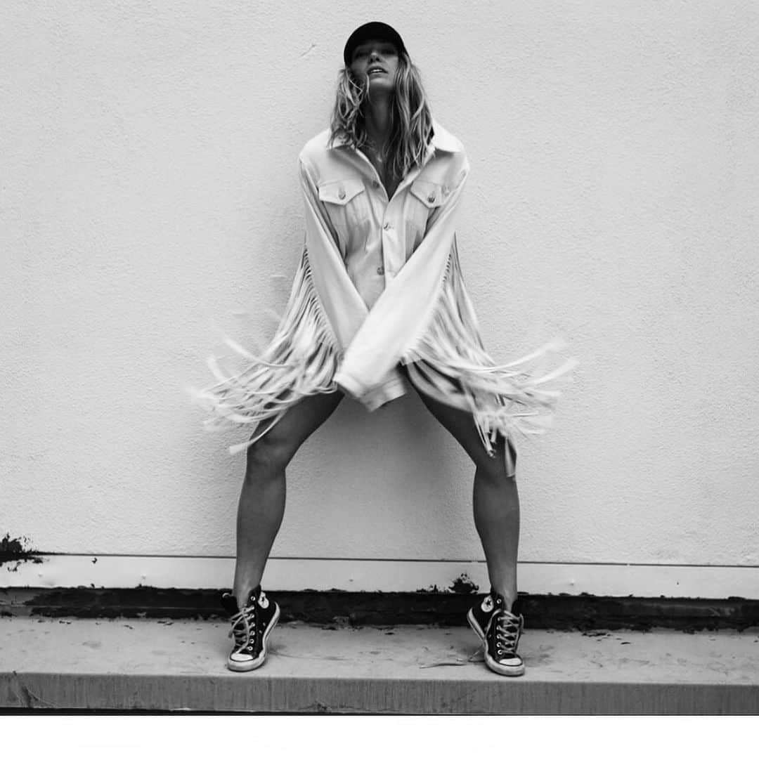 アシュリー・ハートのインスタグラム：「Movement speaks louder than words. . #sustainablefashion  @triarchy」