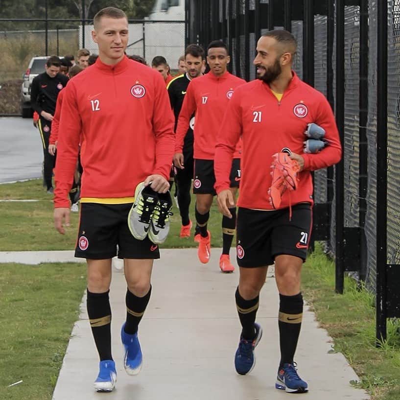 ミッチェル・デュークのインスタグラム：「Back at it 👊🏼⚫️🔴」