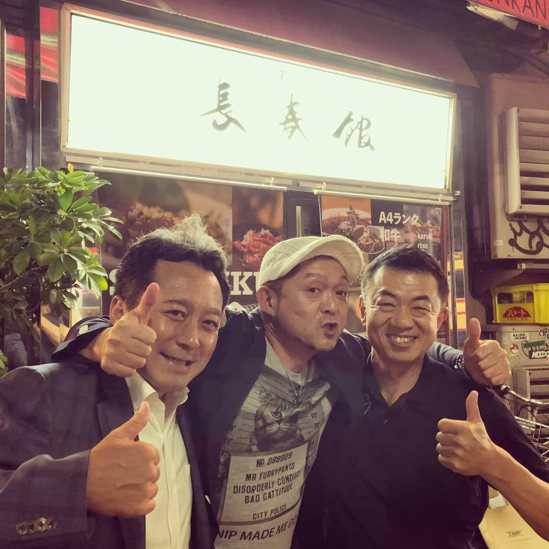 松本隆博のインスタグラム：「。 昨日は、すぐに意気投合した 四分一さんと、ご紹介で松本さん と松本隆博の3人で(^-^) 四分一さんとは、先日の寺カップ (エントリーの寺本社長主催のゴルフコンペにて車中意気投合^^;) 新宿にある昭和29年創業。 老舗炭火焼肉店「長春館」 にて、いやコスパ最高でしょう 平日なのに夕方から満席だし 外は並んでるし(^-^) 同世代との会話はマジ楽しい ヽ(^o^)丿」