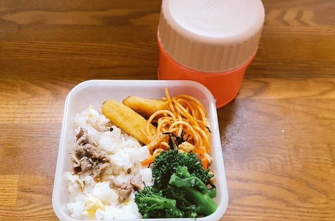 佐々木みえさんのインスタグラム写真 - (佐々木みえInstagram)「今日はお弁当^ ^ 最近全然お弁当作ってなかった、、。 今日もお昼ご飯食べる時間なかったから今から遅めの昼ごはん〜〜 #foodpic #foodstagram #foodporn #foodie #healthy #amazing #delicious #delistagrammer #instafood #lunch #bento #cookingram #obento #クッキングラム #お弁当 #おうちごはん #つくおき #作りおき #yummy #yum #japanesefood  #lunchbox #弁当 #おべんとう #デリスタグラマー #料理記録 #今日の献立 #お弁当記録」6月26日 15時45分 - ruby.sasamin