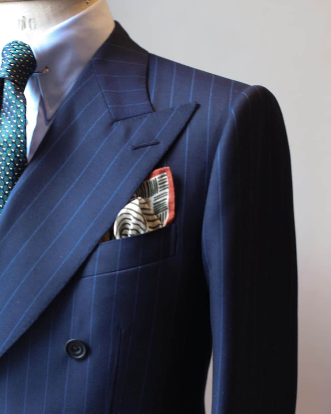 エドワード セクストンさんのインスタグラム写真 - (エドワード セクストンInstagram)「Broad lapels on a double-breasted suit cut in French blue tropical worsted with tonal blue pinstripes. A handsome suit for summer business dress, soon to leave our studio for its new home overseas. . #TheSextonLook #SS19 #Bespoke #Worsted #Lightweight #Suit #PinCollar #MensShirt #SilkTie #Luxury #SavileRow #MensStyle #MadeInEngland」6月26日 15時45分 - edwardsexton