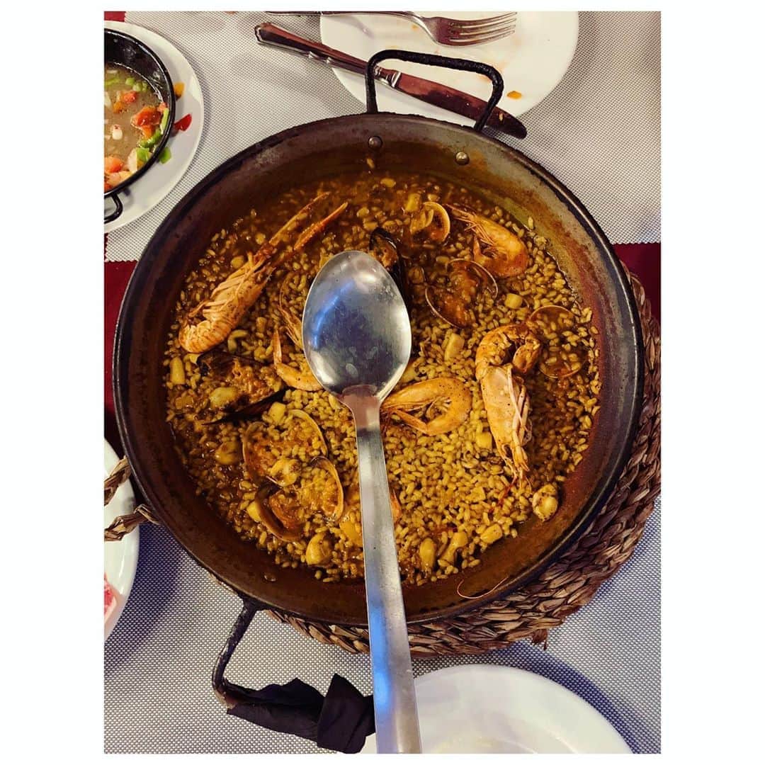 愛可さんのインスタグラム写真 - (愛可Instagram)「・ スペインで食べたもの🍽 ・ ・ マラガでは本場のパエリアを！ 港町タリファではツナや魚介のシンプルなお料理が素晴らしくおいしかったです。 ・ ・ スペインからモロッコに移動する日の朝に食べた、ホットチョコレートに浸した、揚げたてのチュロスが一番の思い出深いかなぁ。 塩味のチュロスに、甘い甘いホットチョコレート！ 素朴で美味しかったなぁ〜。 ・ ・ #スペインで食べたもの #チュロス」6月26日 15時48分 - aikick