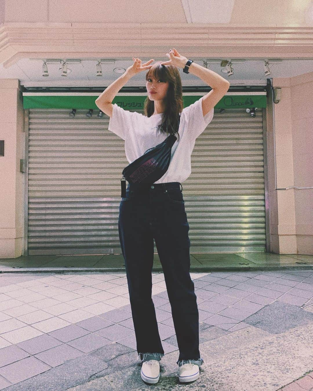 minan (lyrical school)のインスタグラム：「またTシャツにデニムになっちゃった✔︎✔︎﻿ ﻿ Tシャツにデニム好きすぎ~！﻿ ﻿ vansは、チェッカーのスリッポンを履きつぶしちゃったので今度はこれにしてみたよ👟﻿ ﻿ #vans #vansera #白T #denim #sneakers #スニーカー﻿ #strangerthings #ストレンジャーシングス﻿ #strangerthings3 #netflix #Eggo﻿﻿ #ootd #私服」