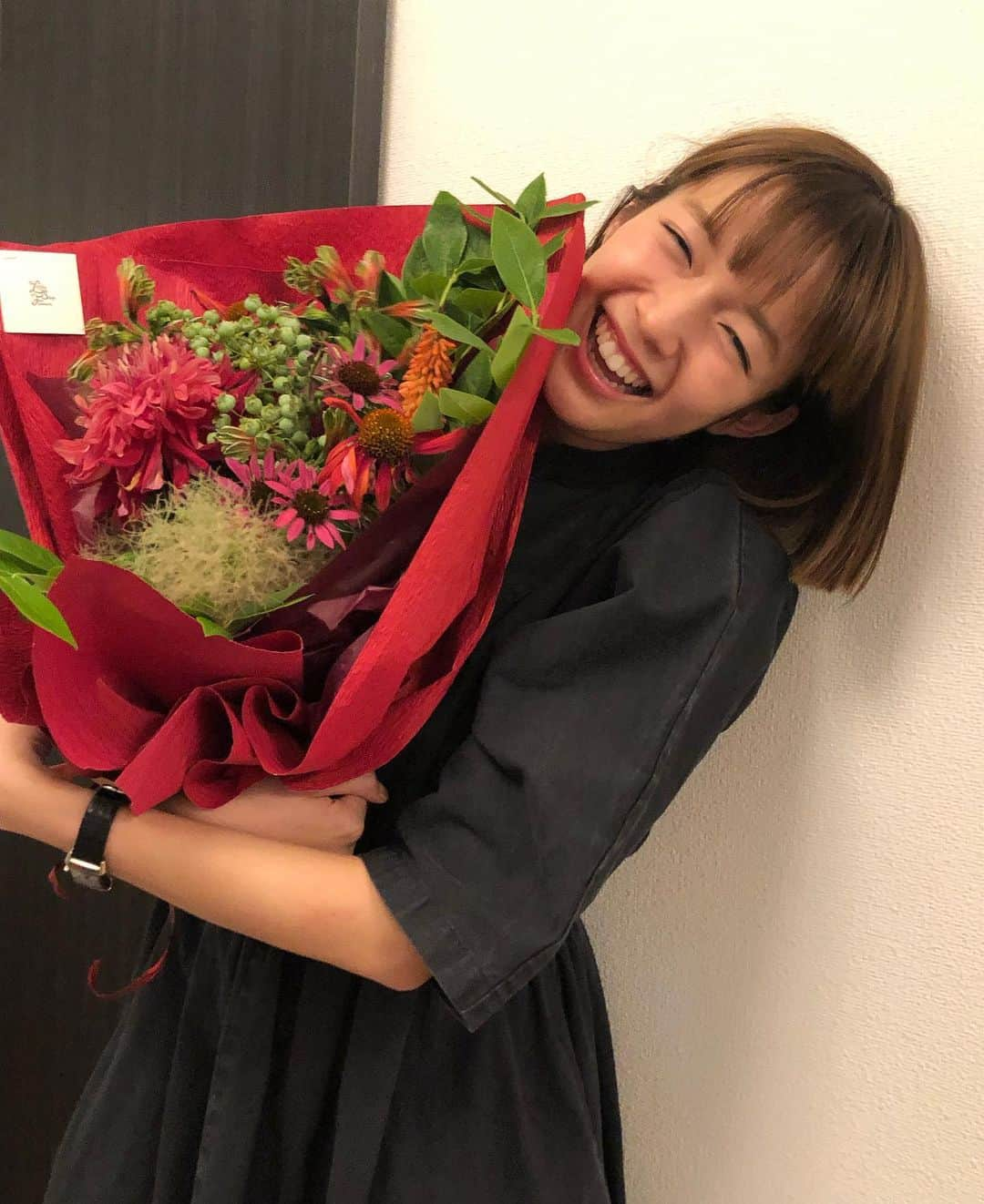 川田裕美さんのインスタグラム写真 - (川田裕美Instagram)「栞里ちゃんからバースデープレゼントと可愛い花束💐🎁✨ありがとう✨😭」6月26日 15時59分 - hiromikawata163