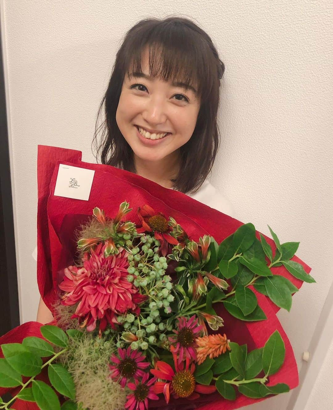 川田裕美さんのインスタグラム写真 - (川田裕美Instagram)「栞里ちゃんからバースデープレゼントと可愛い花束💐🎁✨ありがとう✨😭」6月26日 15時59分 - hiromikawata163