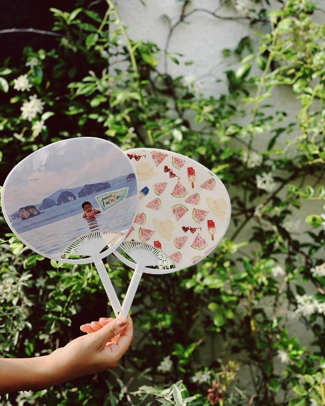 のインスタグラム：「7/6(土)はNEXTWEEKEND HOUSEで﻿﻿ #今日の小仕事 なつびらき祭…！﻿﻿ 会場で楽しめるコンテンツのひとつ、﻿﻿ うちわ作りを一足早くやってみました。﻿﻿ その昔お祭りをハシゴしてぶいぶい言わせていた頃に、ノリで作ったうちわは今も宝物🤤﻿﻿ ﻿﻿ 夏柄のイラストデータも沢山用意しておきますが、うちわにしたい写真があればぜひデータでお持ちください。私はプールの中で渋い顔をする娘を印刷してみました🤷🏻‍♀️﻿ ﻿  #今日の小仕事 #外苑前 #祭 #pixus #なつびらき」