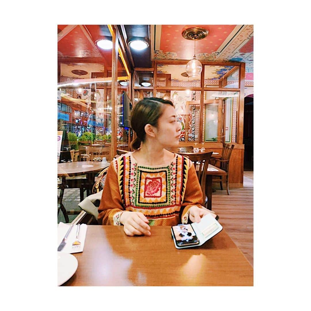 高畑充希さんのインスタグラム写真 - (高畑充希Instagram)「🍽﻿ ﻿ ﻿ 私服が派手すぎて﻿ ﻿ トルコ料理屋さんに馴染み過ぎてしまった﻿ ﻿ ひと。」6月26日 16時10分 - mitsuki_takahata