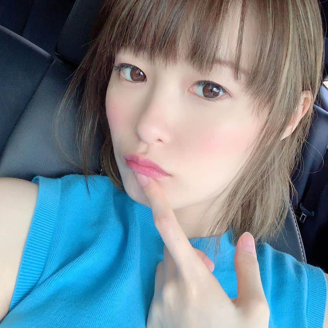 しほの涼のインスタグラム：「#後期つわり で偏った食生活したせいか #口角炎 になった😱😱💦💦 あくびすると痛い😂😂💦💦 ビタミンB摂らねば🤔 今年は山形のさくらんぼ🍒を頂く機会が多いんですが、今年のさくらんぼ とっても美味しい🥰💕 当たり年なのかな??❤️ 赤ちゃんも私が感じた味わかるみたいだから、さくらんぼ🍒好きだといいなぁ🥰 ちなみに赤ちゃんオレンジ🍊嫌いみたいで、私が口に入れるとオエッてなる😓笑  #マタニティワンピース #マイナートラブル #臨月 #外国人カラー #ハイライトカラー #イルミナカラー #ハイライト #ベージュカラー #ベージュヘアカラー #ミルクティーカラー #ミルクティーベージュ#ヘアカラー #夏 #夏ヘアカラー #夏カラー #明るめカラー #ブリーチなしカラー #ブリーチなしグレージュ #ブリーチなし外国人風 #ブリーチなし #妊婦 #妊婦生活 #自撮り女子」