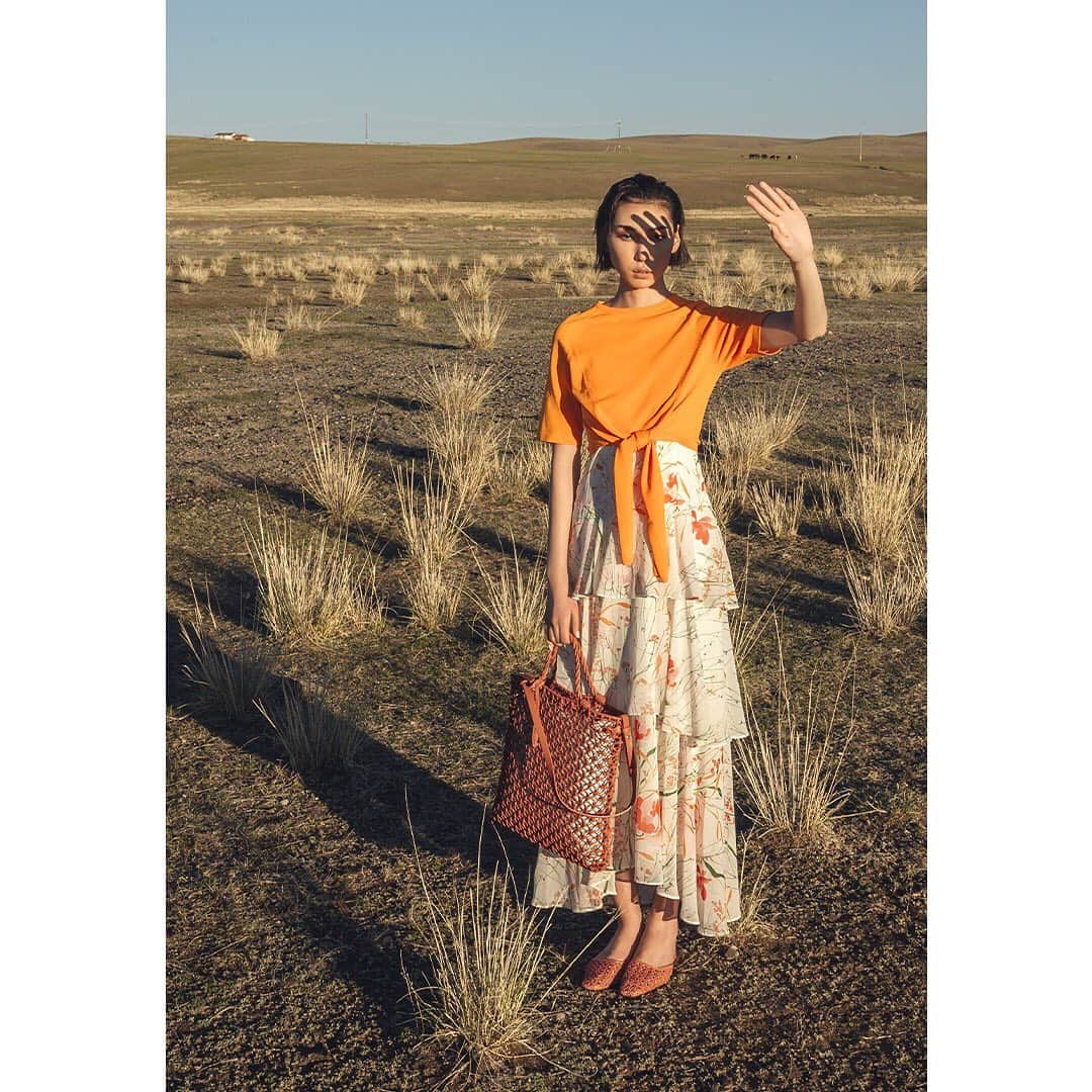 CHARLES & KEITHさんのインスタグラム写真 - (CHARLES & KEITHInstagram)「Orange is the new black – @bceccu's #CHARLESKEITHVACAY outfit, featuring trendy woven mules and a knitted tote bag, is perfect for summer getaways. Tap to shop her look now.  #CHARLESKEITHSS19  #CHARLESKEITHOFFICIAL  Products featured: Knitted tote bag and woven square toe mules」6月26日 16時25分 - charleskeithofficial