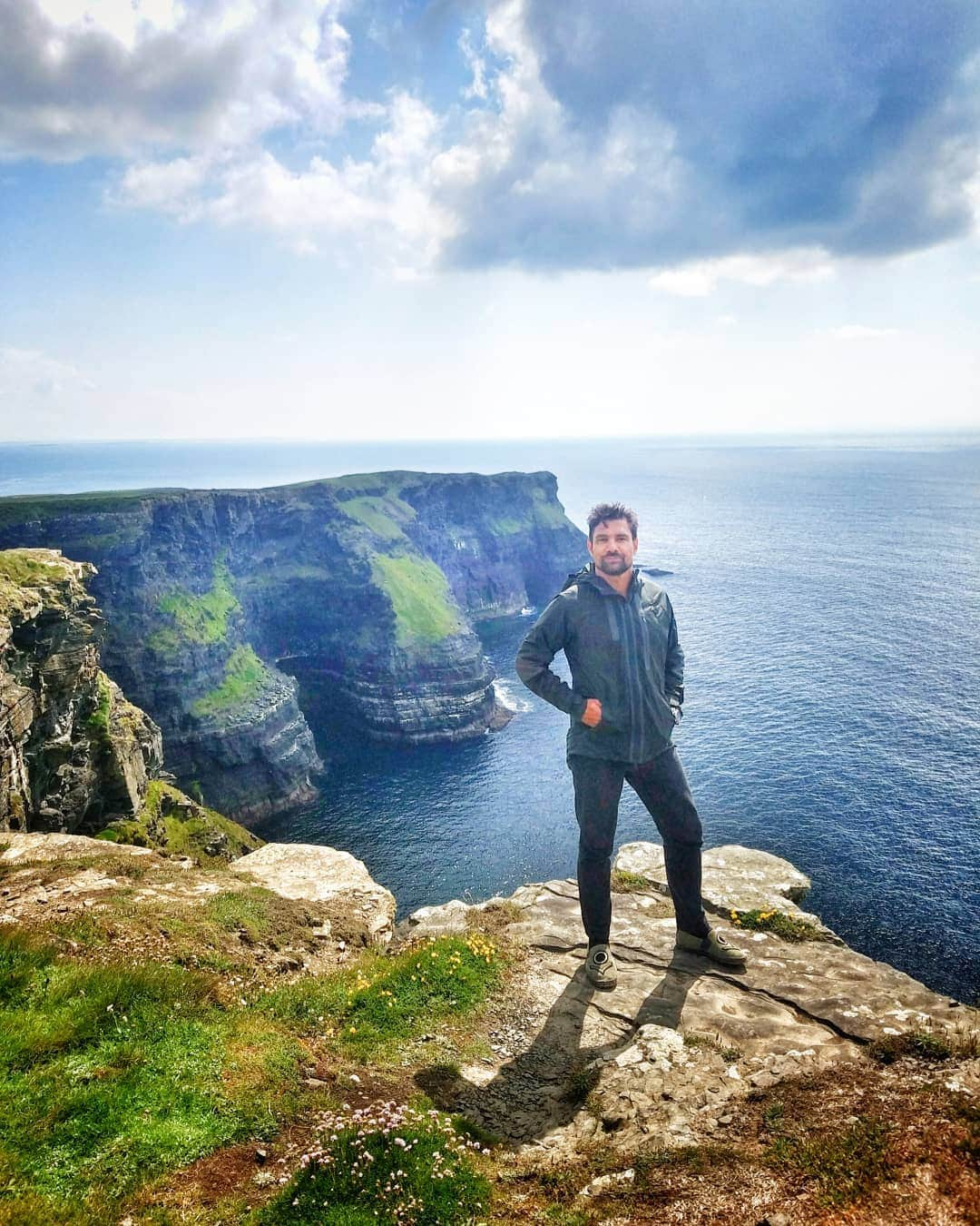 マヌー・ベネットさんのインスタグラム写真 - (マヌー・ベネットInstagram)「Standing on the Cliffs of Moher, named after an old promontory fort called Mothar which stood watch against sea invasion. The cliffs rise over 200m. Just as a warning 70 deaths have occurred on or at the Cliffs of Moher in the last half a century however it remains a massive tourist attraction with a new £32M visitors centre which amazes both in its architectural form, as its built into the earth, & its educational resources much of which are modern interactive computer displays. Last year there were 1,580,040 visitors to this breath taking location on the west coast of Ireland just below Galway. @comicconireland #cliffsofmoher #ireland」6月26日 16時25分 - manubennett