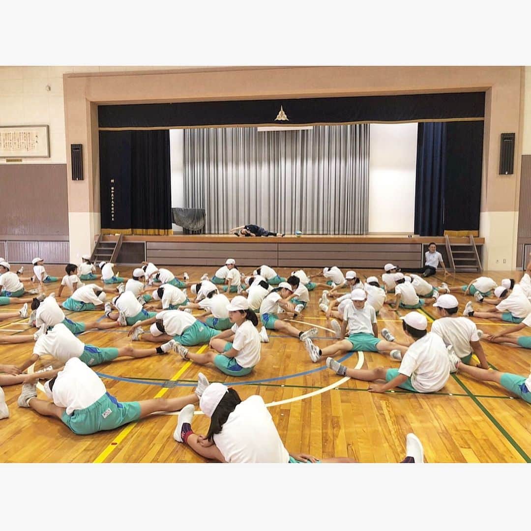 中川真依さんのインスタグラム写真 - (中川真依Instagram)「. 今日は小松市のスポーツアドバイザー事業で第一小学校5年生の皆さんのところへ😊✨ みんな真剣に話しを聞いてくれて、質問もたくさんしてくれました✨✨✨❤️ 運動の時間は小学生らしく元気いっぱいだったけど、さすがに113人の生徒をまとめるのは至難の業でした😅💦 こちらも毎回学びの場となっています！ 5年生の皆さんありがとうございました😊⭐️ #小松市スポーツアドバイザー #小松市立第一小学校」6月26日 16時21分 - maimai.47