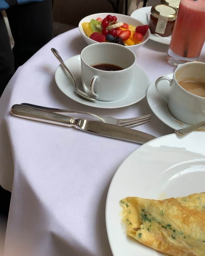 のインスタグラム：「早く着いた朝は Hotel COSTESで Petit déjeuner🍽  #秘書とParisのお友達と #軽くPetitdéjeuner #好きHotel #もぐもぐtimeも楽しみの一つ @paris」