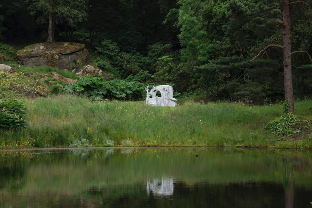 グッチさんのインスタグラム写真 - (グッチInstagram)「Part of a series called ‘Folly,’ ‘Rococo Hut’ is an aluminium representation of a playhouse, which has the appearance of a stage set or pop-up book. On show at @chatsworthofficial, @rachelfeinsteinstudio’s ‘Rococo Hub’ and ‘Britannia’ reference the 18th century baroque and rococo styles of art and architecture, and are thus in dialogue with works from the collection of the Duke and Duchess of Devonshire, as well as with the rich ornamentation of Chatsworth House. Read more about ‘Artist in Residence,’ a project by #Gucci and @alessandro_michele through link in bio. #AlessandroMichele」6月26日 16時28分 - gucci