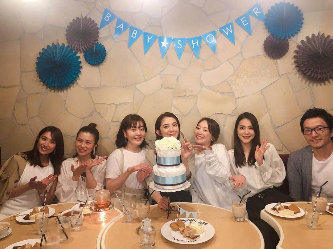 片桐ゆたかさんのインスタグラム写真 - (片桐ゆたかInstagram)「. 予期せぬサプライズbaby shower👶💕 先週まさかの2日め✌️😭 . . @micahirose から誘われた "謎の女子会"👯‍♀️👯‍♀️👯‍♀️ . . よくわからず緊張したまま行ったから みんなの顔見た瞬間 安心したのと嬉しさで泣いちゃったよ（笑） . . tea timeが違和感でしかないメンバー☕️笑 . . 哺乳瓶でミルクティー早飲み競争という これまたみんなの面白いレアなショットも見れて 感無量の時間でした🍼❤️❤️ . . ありがとう✨&これからもよろしくね🥰 . . #ベビーシャワー#哺乳瓶早飲み#感無量#片桐ゆたか #surprise#babyshower #yutakakatagiri」6月26日 16時43分 - yutaka_katagiri