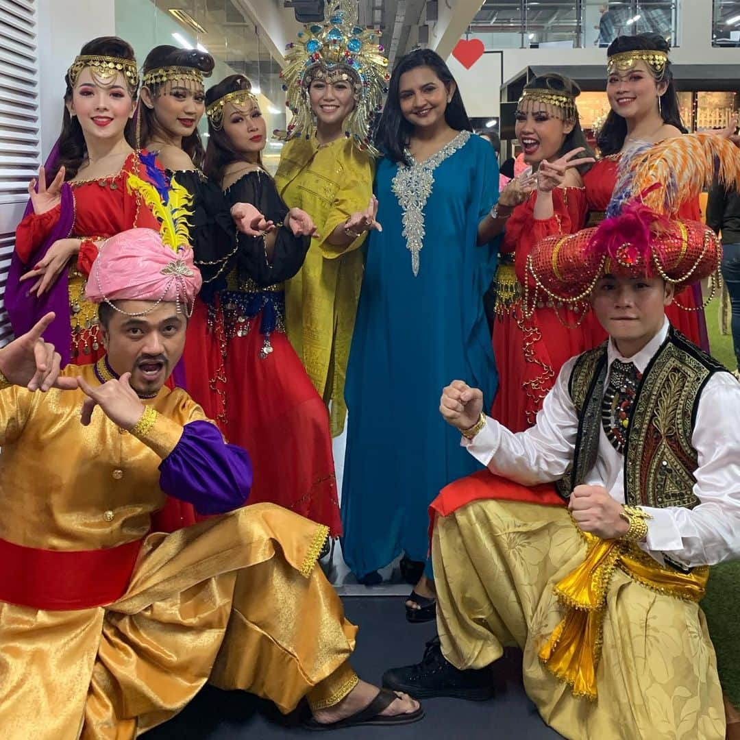 エアアジアさんのインスタグラム写真 - (エアアジアInstagram)「We are still in the spirit of celebrating Eid Mubarak here in RedQ. This year's theme is Tales of the Arabian Nights. Swipe 👉🏾 to check out what we got up to today to celebrate this festive month filled with food and joy.」6月26日 16時37分 - airasiasuperapp