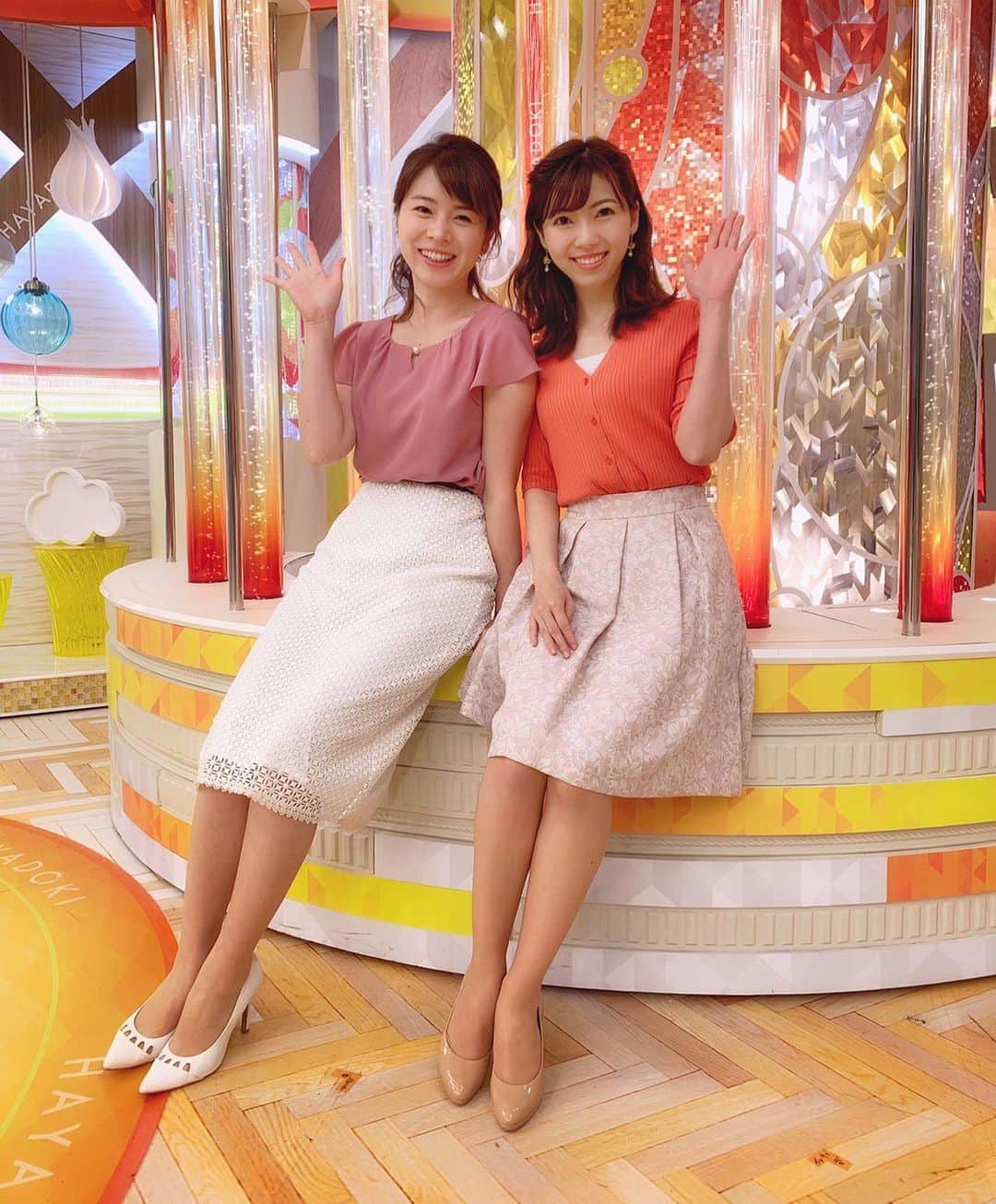 川又智菜美のインスタグラム：「はやドキ💕﻿ 今日もありがとうございました☺️﻿ ﻿ オンエア終わりのスタジオで📸﻿ ﻿ 写真を撮るときに皆川さんが手をあげたので﻿ 咄嗟に真似をしたんですが、﻿ 「こちら○○です」みたいになってる〜😳💦笑﻿ ﻿ ﻿ #tbs #はやドキ #アナウンサー #セントフォース ﻿﻿﻿﻿﻿﻿﻿ #皆川玲奈 アナ #川又智菜美 #オフショット﻿﻿﻿ ﻿﻿﻿﻿﻿﻿ #すいようび #スタジオ #衣装 #ネタ募集中」
