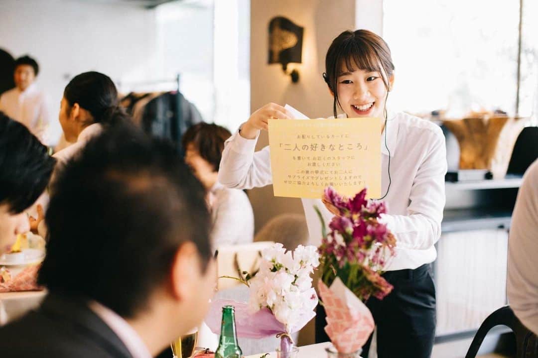 【CRAZYWEDDING_大阪支社】のインスタグラム：「【CRAZY WEDDING大阪】 「人生を変えるほどの結婚式を」を ブランドメッセージに添えた、 完全オーダーメイドウェディング「CRAZY WEDDING」 のキャスト（＝現場スタッフ）募集します！  式を挙げる新郎新婦に合わせて、 全く形の違う結婚式を生み出していく このサービスでは、  現場に入るスタッフにも コミュニケーション力や、対応力は 高いレベルが求められます。  自らの意志や判断を信じて、 ゲストやお二人の感動体験を作っていく。  そんな単純なサービスアルバイトでは 得られないハイレベルなお仕事に 興味がある方を大募集しています。 （選考フローに面接がございます）  社会人の方も大歓迎です！ サービス経験がある方、 人と向き合い、幸せを届ける仕事を 本気でやりたい方を是非ご応募ください。 . ▼ご応募はこちらから▼ https://www.crazy.co.jp/recruit/joblist/crazy-cast-west/ . ▼もしくはこちらを検索▼ 「CRAZY CAST」 . #crazywedding #アルバイト #サービススタッフ #社会人 #歓迎」