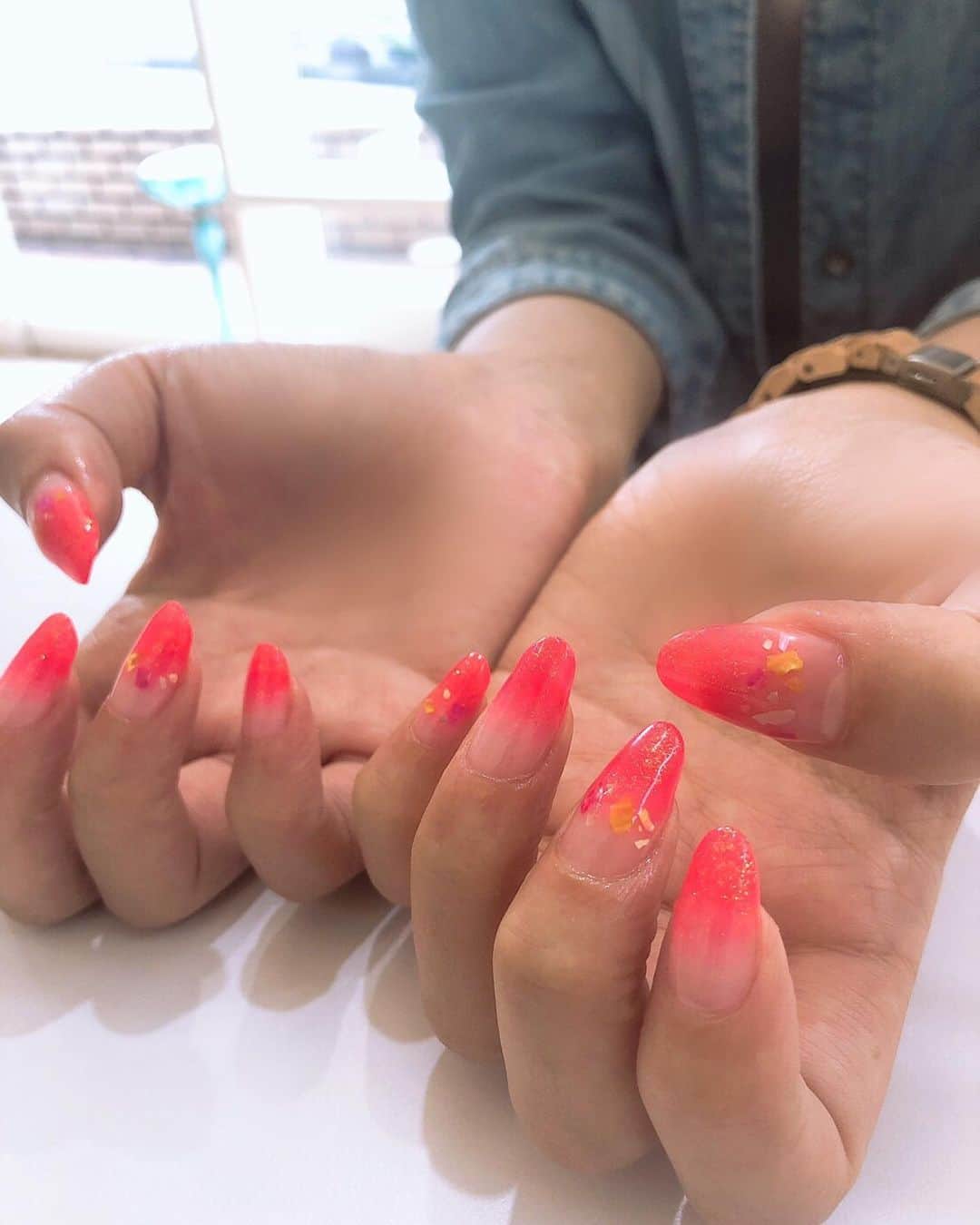 MAYUMIのインスタグラム：「この色なんていうのかな、ピンクとオレンジのハーフみたいな☺︎ 元気色でさらにマーメイドシェルとラメを重ねてつけてもらいました♡  夏気分🌴🍍🍉🍧🌺🏖 いつもありがとう @ellyrose_nagel ちゃん♪」