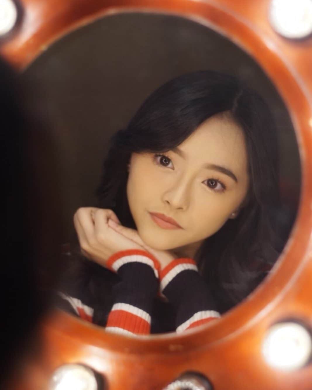 ロナ・アングラエニのインスタグラム：「Mirror mirror on the wall.. who’s the prettiest girl in the world? . . . Absolutely not me 😂🤣😅」