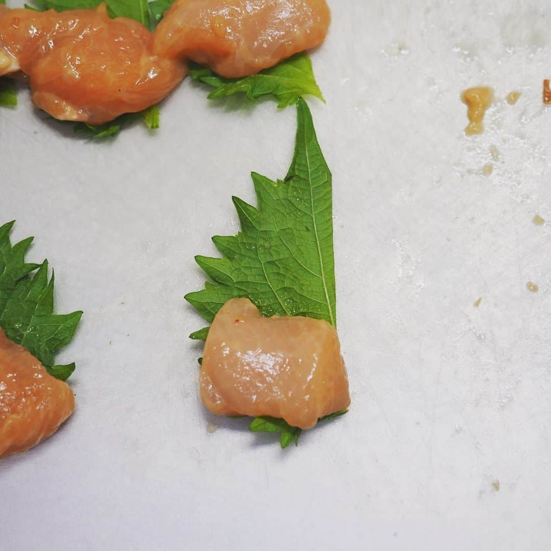 メシ通さんのインスタグラム写真 - (メシ通Instagram)「鶏むね肉－皮＝お腹いっぱい食べられます。 100均の竹串に刺してみたら、お店っぽくなりました。  大葉の香りが強いのは葉の表裏どっち？ 夏のおつまみ「鶏むね肉の梅しそ焼き」の作り方【筋肉料理人】 https://www.hotpepper.jp/mesitsu/entry/kinniku/19-00040  #mesitsu #メシ通 #グルメ #鶏むね肉 #焼鳥 #酒の肴 #しそ #大葉 #梅 #ビールに合う #簡単 #レシピ #レシピブログ #筋肉料理人  #佐賀 #chicken #grilledchicken  #greenperilla #shiso #plum #gowellwithbeer #easy #delicious #recipe #recipeblog #japan #kazuofujiyoshi #saga」6月26日 16時49分 - mesitsu