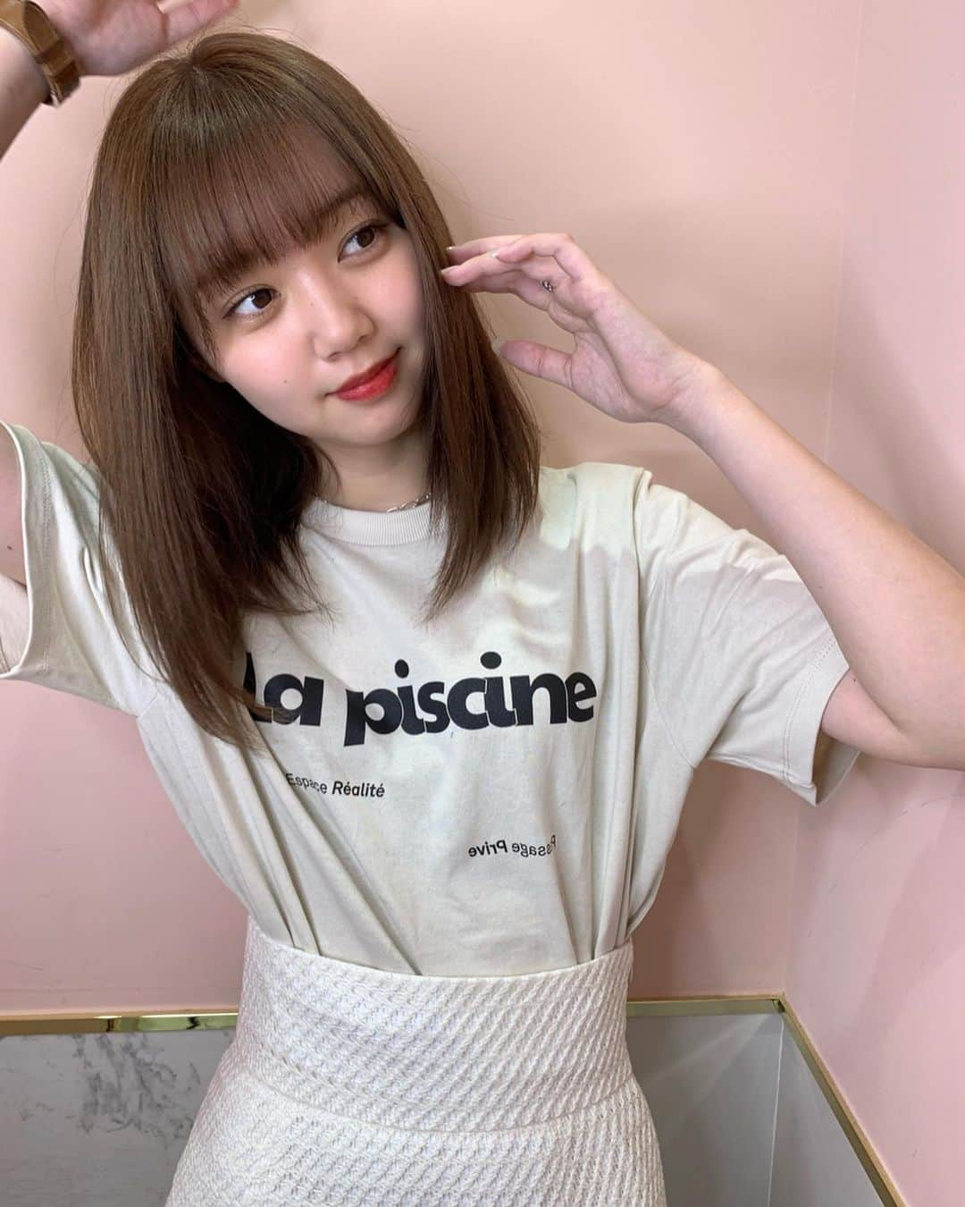 江野沢愛美さんのインスタグラム写真 - (江野沢愛美Instagram)「New hair!!!! ずっっっとシースルーだった前髪、 たくさん褒めていただいてたんですが、 そろそろ飽きてきて量を増やして切ってもらいました。 いかがですか？ カラーはミルクティーカラー🥺 #ちゃんと伸ばせてる」6月26日 16時54分 - enosawa_manami