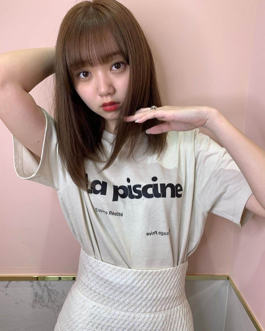 江野沢愛美さんのインスタグラム写真 - (江野沢愛美Instagram)「New hair!!!! ずっっっとシースルーだった前髪、 たくさん褒めていただいてたんですが、 そろそろ飽きてきて量を増やして切ってもらいました。 いかがですか？ カラーはミルクティーカラー🥺 #ちゃんと伸ばせてる」6月26日 16時54分 - enosawa_manami