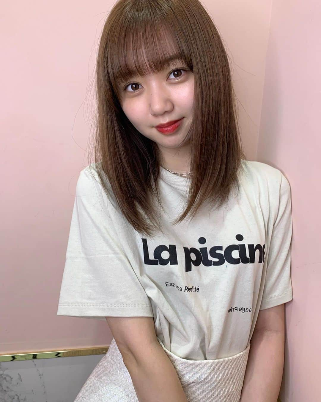 江野沢愛美さんのインスタグラム写真 - (江野沢愛美Instagram)「New hair!!!! ずっっっとシースルーだった前髪、 たくさん褒めていただいてたんですが、 そろそろ飽きてきて量を増やして切ってもらいました。 いかがですか？ カラーはミルクティーカラー🥺 #ちゃんと伸ばせてる」6月26日 16時54分 - enosawa_manami