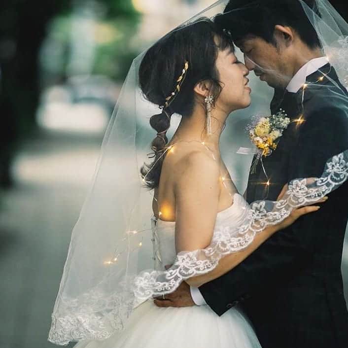 プレ花嫁の結婚式準備サイト farny 【ファーニー】さんのインスタグラム写真 - (プレ花嫁の結婚式準備サイト farny 【ファーニー】Instagram)「@farny_weddingをフォローして #プラコレ #farnyレポ を付けて投稿してくださいね♥ . :-: :-: :-: :-: :-: :-: :-: :-: :-: 本日紹介したいウェディングフォトは・・・ @elica.we1207さん❤︎ . 大人気の#ベールインフォト ♡♡ フェアリーライトをプラスして..* お洒落でロマンチックなフォト を 叶えましょう＾＾ . :-: :-: :-: :-: :-: :-: :-: :-: :-: . \\🌷花嫁ライター募集中// @farny_wedding の DMより”Farny 花嫁ライター希望”とお送りくださいね◎ 担当者から折り返しご連絡さしあげます⁂ . \\🌹花嫁アプリ // プロのアドバイザーに結婚式の相談を何度でも♡ ウェディングドレスの記事や、 自分のウェディングレポを残せちゃう♡” . ＞＞＞TOPのURLからcheck ⋈ @placolewedding ＞＞＞結婚のご相談は プラコレウェディングアドバイザーへ♡ @wedding_adviser ＞＞＞ウェディングレポを残したいなら、 farny by プラコレをcheck ✎ @farny_wedding ＞＞＞ウェディングアイテム＆DIYは farnyアイテムをcheck ❁ @farny_wd.item >>>沖縄フォトウェディングの予約は ainowa(あいのわ)をcheck✈ @ainowa_okinawa >>>素敵なドレスに出会いたい花嫁さま♡ @dressyonline_をcheck👗 . ┈┈┈┈┈┈┈┈┈┈┈┈┈┈┈┈┈┈┈ #プレ花嫁 #卒花  #花嫁 #卒花嫁 #お色直し  #結婚準備  #花嫁準備 #当日レポ #撮影指示書 #weddingtbt #weddingdress #ウェディングドレス #運命の一着 #ウェディングフォト #ロケーションフォト #挙式レポ #卒花しました #試着レポ #farnyレポ #前撮り #後撮り  #関東花嫁 #関西花嫁 #ベールインフォト  #フェアリーライト #ガーランドライト」6月26日 16時55分 - farny_wedding