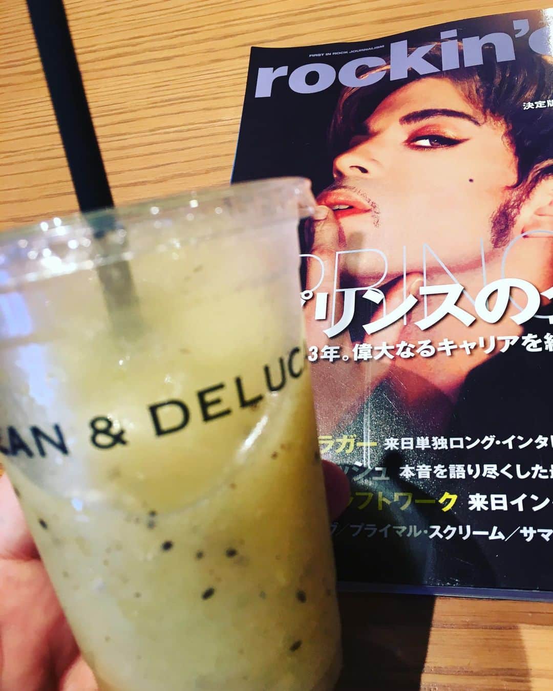 Shinnosukeさんのインスタグラム写真 - (ShinnosukeInstagram)「好きなジュース飲みながら好きなアーティストの本読みながらの待つ業務。  #prince #キウイジュース #delicious #waiting #rockinon」6月26日 17時09分 - shinscapade