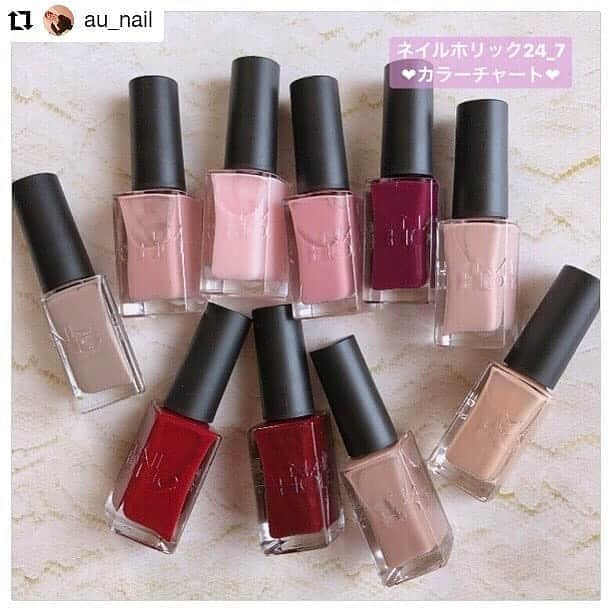 NAIL HOLICさんのインスタグラム写真 - (NAIL HOLICInstagram)「⠀ 今回は公式アンバサダー @au_nail さまの投稿をRepostさせていただきます！ ⠀ ⠀ 7/16発売の新シリーズ【ネイルホリック 24_7】を使用したカラーチャートネイル✨⠀ 全10色を使用したデザインも必見です！⠀ ⠀ 爪へのやさしさ、ツヤ・色持ちにこだわっている新シリーズ！⠀ ロゴを彫刻した、高級感のあるボトルデザインにも注目してみてくださいね♪⠀ ⠀ デイリー使いしやすいカラバリなので是非チェックしてください！⠀ お気に入りのカラーをもっと心地よく、長く楽しんでみて💖⠀ ⠀ #nailholic24_7 #nailholic_kose ⠀ ⠀ ・・・⠀ ・ ❥ こんばんわ〜🥰 ・ 今回は7/16に発売予定の新色 【ネイルホリック24_7】を紹介します❤︎ ・ ❁カラーチャート❁ 爪先(上)根元(下) ⚪︎親指▷上 #RD481 下 #PK880 ⚪︎人差し指▷上 #BE380 下 #BE381 ⚪︎中指▷上 #BE382 下 #BE383 ⚪︎薬指▷上 #PK882 下 #PK881 ⚪︎小指▷上 #RD480 下 #RO680 ・ 今回の新色はオフィスカラー仕様が多い(°_°) あたしには嬉しいことだし 好きなカラー多くて尚嬉しい🥰笑笑 ・ 今回のポリッシュ爪に優しいとのことで 色々と特徴があります♪ ・ ・ ❤︎商品特長❤︎ ⚪︎ネイルしながらつけたての色・艶が長持ちするネイルカラー ⚪︎爪に優しいつけ心地を実現。 ・酸素浸透性処方採用、爪の健康をまもりながら、負担感のないつけ心地です。 ・5種の植物オイルを配合、爪をうるおいで保護します ・トルエンフリー、フタル酸ジブチルフリー。 ⚪︎柔軟性と厚みのある樹脂を使用。表面を傷つきにくく、かけやひび割れを防ぎます。 つけたてのリッチで美しい色・ツヤが続きます。 ⚪︎どんな爪にもフィットするラウンド型平筆を採用。塗りやすく、ひと塗りでムラなく美しく仕上がります。 ・ ❤︎配分成分❤︎ アーモンドオイル アプリコットオイル ヴァージンココナッツオイル アボカドオイル マカダミアナッツオイル スクワラン(保湿) ・ ・ ちなみにトップコート！！ ・ かなりサラサラ！！びっくりした！ こちらは ネイルカラーの持ちを高めてくれて リッチなツヤが持続するとのこと🥰 ・ ・ 1本が普段のと比べて少し高めだけど 爪に優しいのは嬉しいよね💓 ・ 7/16から発売予定なので、是非お手にとって みてください＼(^o^)／ ・ ・ ❁もっと詳しい内容はブログにて✏︎ ❥NailBlog>> @au_nail ・ ・ #セルフネイル #セルフネイル部 #ネイルサークル #TRILLネイル#マイリコ #ロカリネイル #シンプルネイル #おしゃれネイル #ブロックネイル #ブロッキングネイル #ネイルホリック #ネイルホリック新色 #nailholic #nailholic_kose #カラーチャート #auカラーチャート #オフィスカラー #オフィスネイル @nailholic_kose」6月26日 17時03分 - nailholic_kose