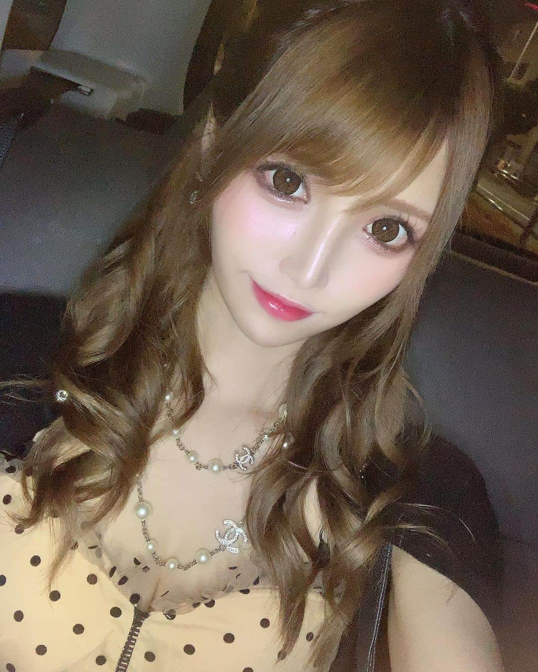 桜咲乃愛さんのインスタグラム写真 - (桜咲乃愛Instagram)「この前のー💖  質問めっちゃ来てたこのワンピースは @re0g1na のだよん🎀⭐️ めっちゃかわいい💖  GUCCIのベルトつけたかったんだけど緩くなりすぎて付けられなかったから細いベルトにしたけどやっぱ太めの方が可愛かったかも！！泣  Diorのチョーカーとベルトつけたらかわいいだろうと思ってDior行ったのにベルト1番細いサイズ完売していた…😭泣  もうそれは泣いた（笑）  今日もこのワンピースで仕事行こーっと💗🍀 羽織ってるカーディガンは @emiriawiz_official  飲めないのにシャンパンありがとうー🥺💓💓💓 しかもロゼ😭💗🥂 #selectshop #ドレスコード#ドレス#ドットワンピ#Dior#シャネル#emiriawiz #ハーフアップ」6月26日 17時06分 - noasama1101