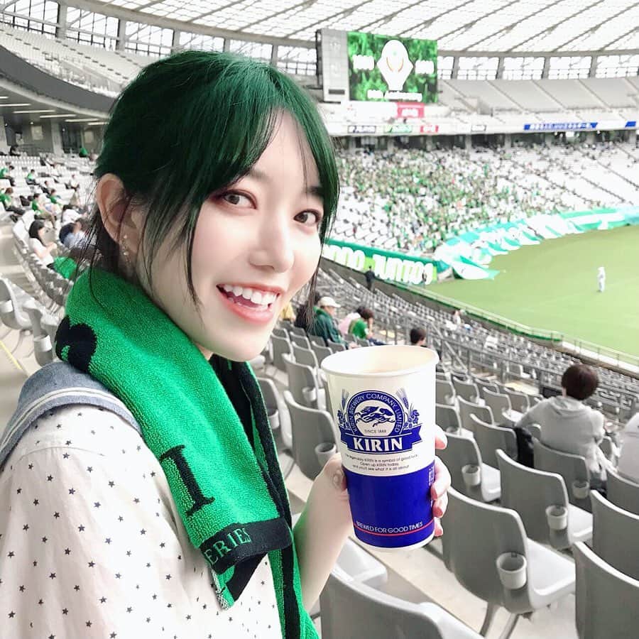 のインスタグラム：「土曜日は久々のサッカー観戦してたよ⚽️ 東京ヴェルディvs大宮アルディージャ🔥 . 味の素スタジアムはずっと前に撮影で来たことあるけど、観戦するのは初めてかも😳 フォトスポットもあって楽しかったな🎶 . 試合開始前すでにサポーターの一体感に涙が出てしまう涙腺弱子😂 ライブ開始前とか夢の国のパレードとかも泣くし、スポーツニュースのダイジェストですら泣けるから、歳取ったら常に泣いてるんじゃないかって今から不安😇 . サッカー大好き女子さとみ～なちゃん、誘ってくれてありがと～🍀 . #東京ヴェルディ #TokyoVerdy #大宮アルディージャ #OmiyaArdija #サッカー #サッカー女子 #サッカー観戦 #サッカー好き #スタジアム #味の素スタジアム #ハイボール #お酒 #タオル #スポーツタオル #soccer #japansoccer #ゆるキャラ #マスコット #マスコットキャラクター #スポーツ観戦 #涙腺崩壊 # #girls #女子会 #selfie #girlsselfie #girl #自撮り #自撮り女子 #女子」