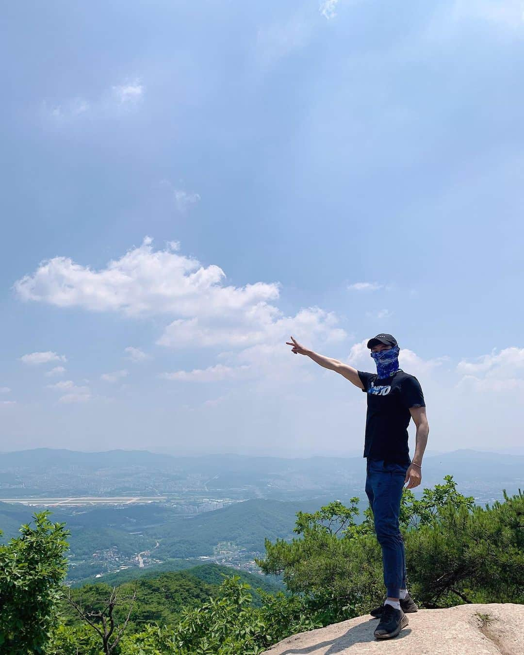 チェ・ウンのインスタグラム：「. 저 푸른 하늘 위에 그림같은 집을 짓고🎼☀️🌈 등싸나기 좋은 날씨다 하지만 쏘나기... 쏘다니다 얼굴 다 타고 기차도 타고 대구도 가고 지하철타고 집에가고 조카 보고싶다 #조카바보」