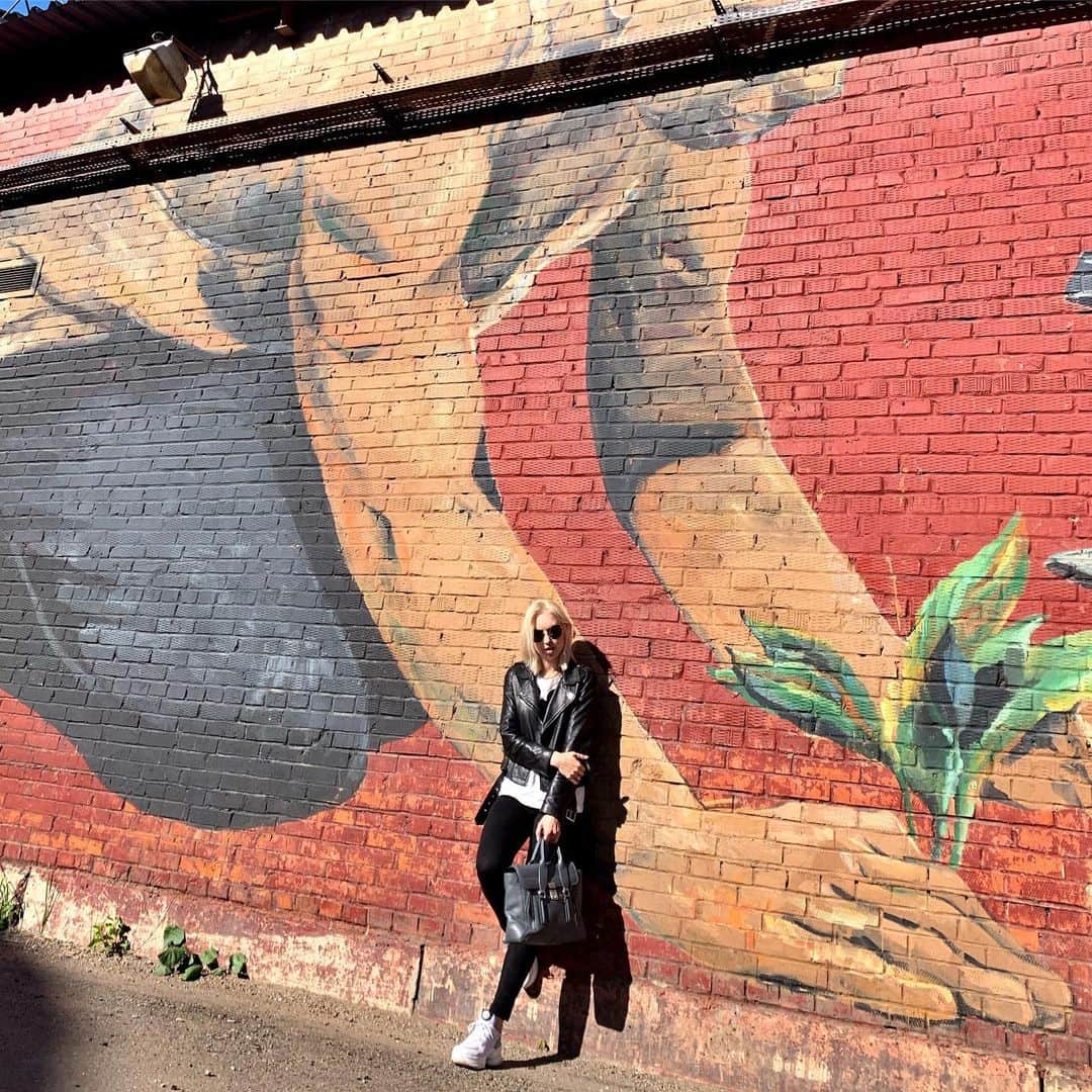 ニナ・ビスローバさんのインスタグラム写真 - (ニナ・ビスローバInstagram)「Moscow street art 🎨 — Если человек выращивает сад, значит, он верит в свой завтрашний день. (C) #Moscow #мояжизнь #in #love」6月26日 17時16分 - ninavislova