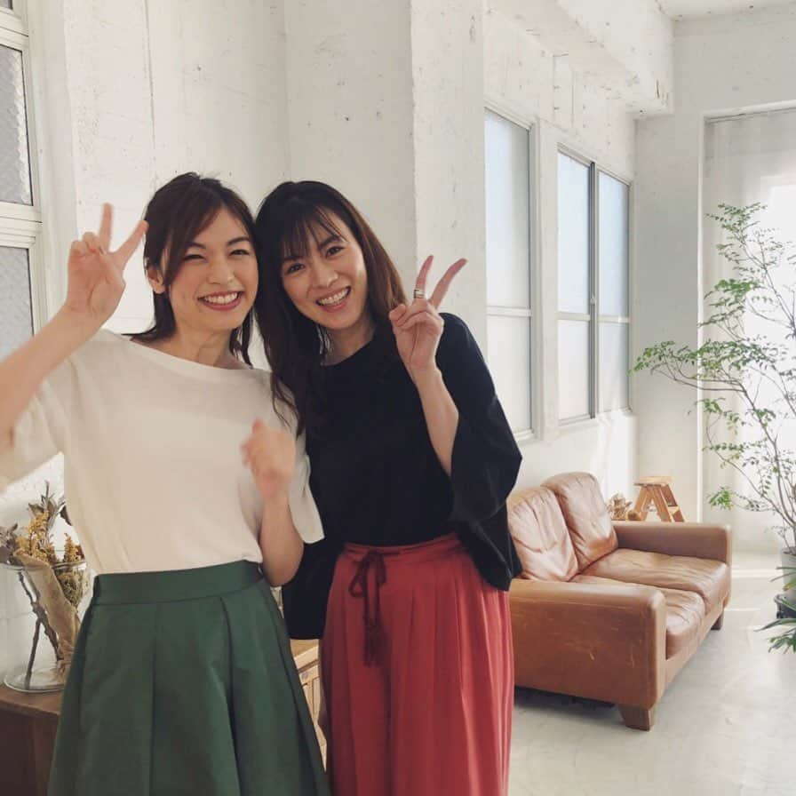 森本奈緒さんのインスタグラム写真 - (森本奈緒Instagram)「お小遣いを貯めて雑誌を買って読んでいた頃から大好きだった方と一緒にお仕事することができて、感無量だった今日です。うれしかったなあ🥺💘 #わたしはこの笑顔に一目惚れしたのです #安座間美優 さん」6月26日 17時26分 - naomorimoto