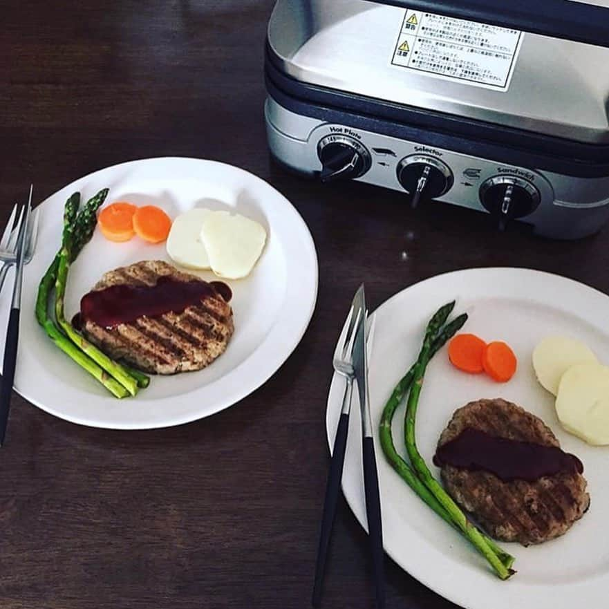 Cuisinart(クイジナート)ジャパン公式アカウントさんのインスタグラム写真 - (Cuisinart(クイジナート)ジャパン公式アカウントInstagram)「お店みたいな焼き目ついたハンバーグ✨✨✨ . つくってくださったのは、 @me_guu_miii さん😊 マルチグルメプレートを使っての一品です😉 . 焼き加減もお見事‼️😆 . . . Enjoy Cuisinart❣️ . . . #クイジナート #クイジナート大活躍 #クイジナートハンバーグ #クイジナートな夏  #クイジナートな週末  #マルチグルメプレート #しましま  #お店みたいな  #お店みたいな料理が作りたい  #ハンバーグ #ハンバーグ作り  #ハンバーグ好き  #丁寧に暮らす  #豊かな食卓  #お店みたいなハンバーグ #クイジナートlove  #飽きのこない家電 #クイジナートのある生活  #Cuisinart #Cuisinartjapan」6月26日 17時22分 - cuisine_art