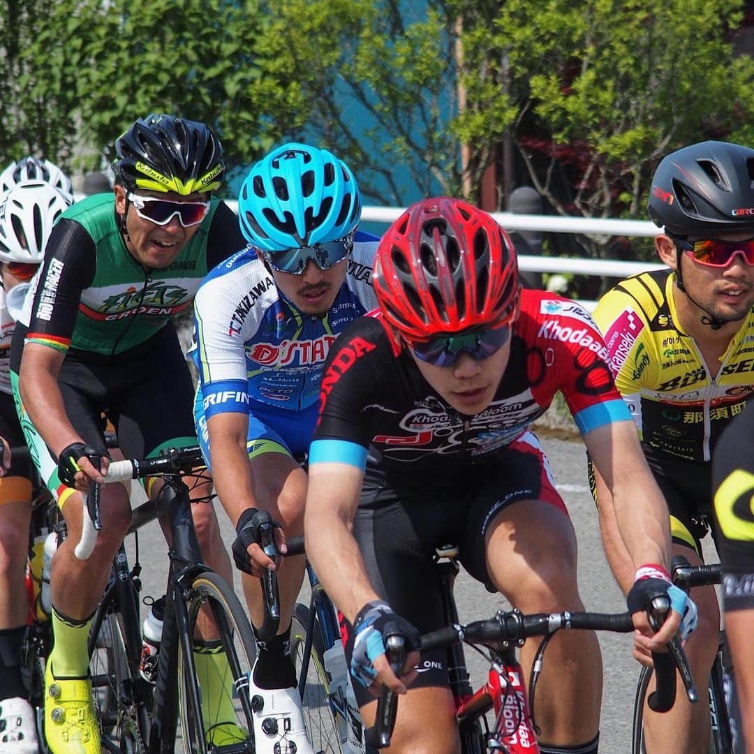 KhodaaBloomのインスタグラム：「6月27日（木）から全日本自転車競技選手権大会が開催されます。ロードレース、個人タイムトライアルが実施され、日本一を決める大会です。  Honda栃木からは男子エリートクラスに阿部選手、佐川選手、坂大選手が、男子U23に半田選手と森崎選手が出場します。 男女の各カテゴリーの個人タイムトライアルおよびロードレースで優勝すると、日本一の証であるジャパンナショナルチャンピオンジャージを着ることが義務付けられます。  日本人最速を決めるレースの場に戦いを挑む、Honda栃木の選手をぜひ応援お願いします。  #KhodaaBloom #コーダーブルーム #Honda栃木 #jcf」