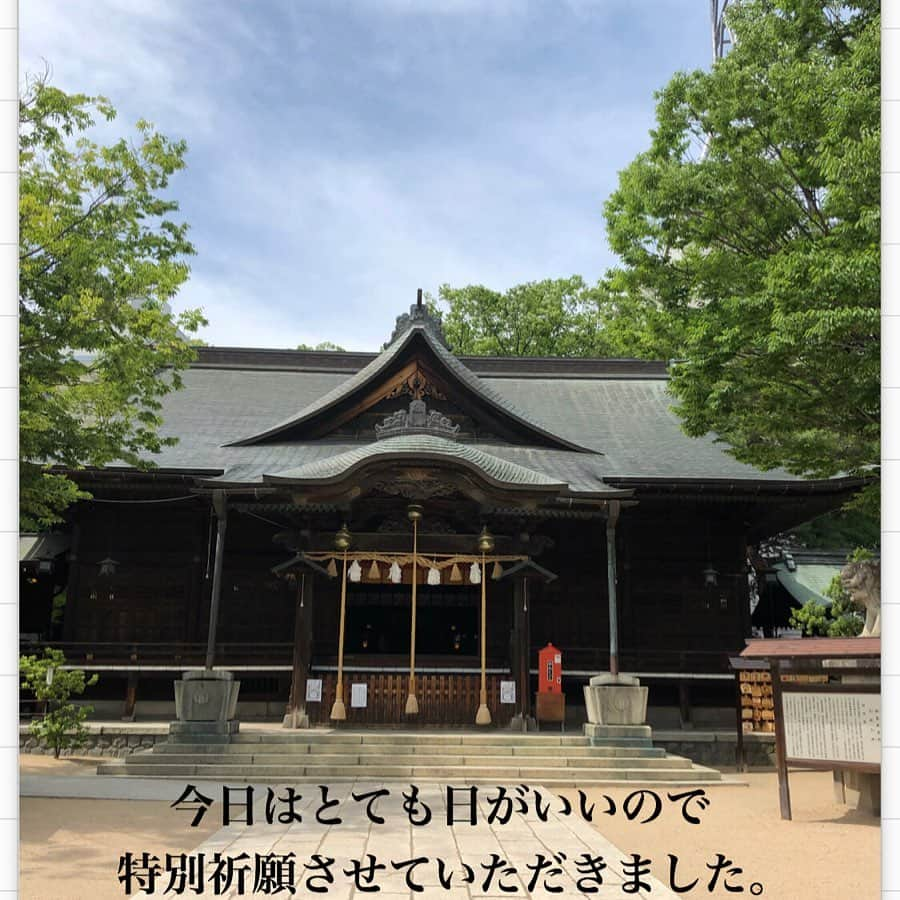 KIRAのインスタグラム：「アイリッドアップパーマで お客様の悩みが一つでも救われることが 私の願いです  一人でも多くの方がアイリッドアップパーマで少しでも楽に生活ができますように  私のセミナーに参加される生徒さんは そんな思いできてくれてるはずです  お客様の気持ちが少しでも楽にと。  ただ上げたいまつ毛パーマなら 腐るほどあります。  パーマ液？ロット？ そんなことでは上げれません！  どれだけまつ毛の質が違うか まつ毛の生え方が違うか どれだけのまぶたの質感が違うか 皮膚の質感が違うか  受講された生徒さんに良く伝えます できない生徒さんに  できるようになれば 必ずわかります。 また できないのはどうしてか。 最初の条件は皆さん同じですので。  アイリッドアップパーマを受講される方は 中途半端な気持ちでは受けないでください。  私も覚悟して伝えてます 覚悟されて受講お願いいたします。  ただ技法を教えるまつ毛パーマとは違います 技術を伝えるまつ毛パーマですので。  学ぶと学びが違うのと一緒です  お客様の辛い気持ちも考えてください。 そんな辛い思いを解消させてあげるんです  しっかりした気持ちが大切です  この技術でたくさん気づく事があります 自分の弱さだったり ずるさだったり 神経使うところが違ってたり あー言えばこー言う性格だったり 人の話が聞けなかったり 自分がありすぎだったり 自分に自信がなかったり 素直でなかったり  いろんなことに気づかされてるはずです。  #まつ毛パーマ #まぶた上げパーマ #ラッシュパーミングアイリスター#ラッシュパーミング#輝式まぶた上げ #眼瞼下垂症#鹿児島アイリスト#下まつ毛パーマ #宮崎マツエク#広島アイリスト#まつ毛パーマセミナー #沖縄アイリスト #福岡ラッシュリフト#アイリッドアップパーマ #まつ毛カラー #ラッシュリフト  #アイリッドダウンパーマ #マツエク#まつ毛エクステ  #シリコンロット上がらない#韓国eyelash #美容整形 #福岡アイリスト #沖縄ラッシュリフト#下まつ毛パーマ#次世代まつ毛パーマ#まつ毛パーマ講習#LashPermingeyeListar#Rushlift#整形 #博多美容室」