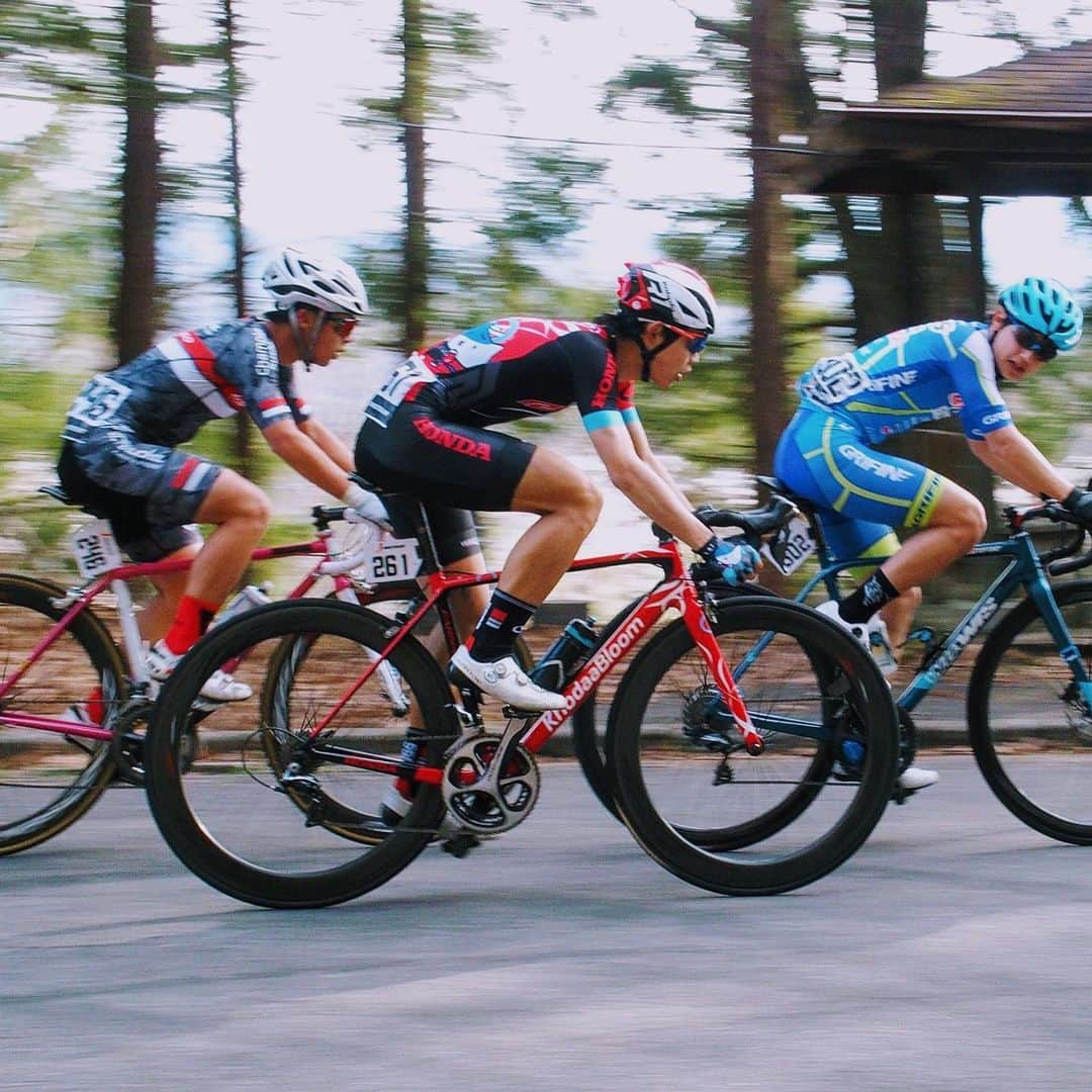 KhodaaBloomのインスタグラム：「今回の全日本自転車競技選手権大会ロードレースは2020東京五輪のロードレースのフィニッシュ会場、2020東京パラリンピックのロードレースでのスタート・フィニッシュ会場である富士スピードウェイの敷地を利用した特設周回コースで行われます。 起伏に富んだコースレイアウトでありながら、200kmを超える長距離、長丁場のレースとなります。  KhodaaBloomではもちろんHonda栃木の選手を応援していきます。 観戦する皆さまはエントリーリストを片手に、優勝を予想しながら観戦されるとより楽しめるのではないでしょうか。  日本人最速を決めるレースの場に戦いを挑む、Honda栃木の選手をぜひ応援お願いします。  #KhodaaBloom #コーダーブルーム #Honda栃木 #jcf」