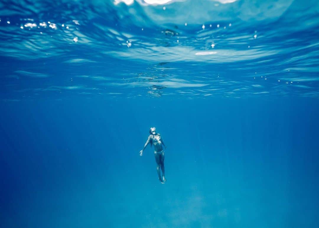 福田朋夏さんのインスタグラム写真 - (福田朋夏Instagram)「今日の沖縄の雨は凄かった〜！早く梅雨あけないかな☀️太陽の光が差し込んだ海に潜りたいな。 Photo by @ryuzoshinomiya #freediving #ocean #oceanlovers #okinawa #diving」6月26日 17時37分 - tomoka_fukuda