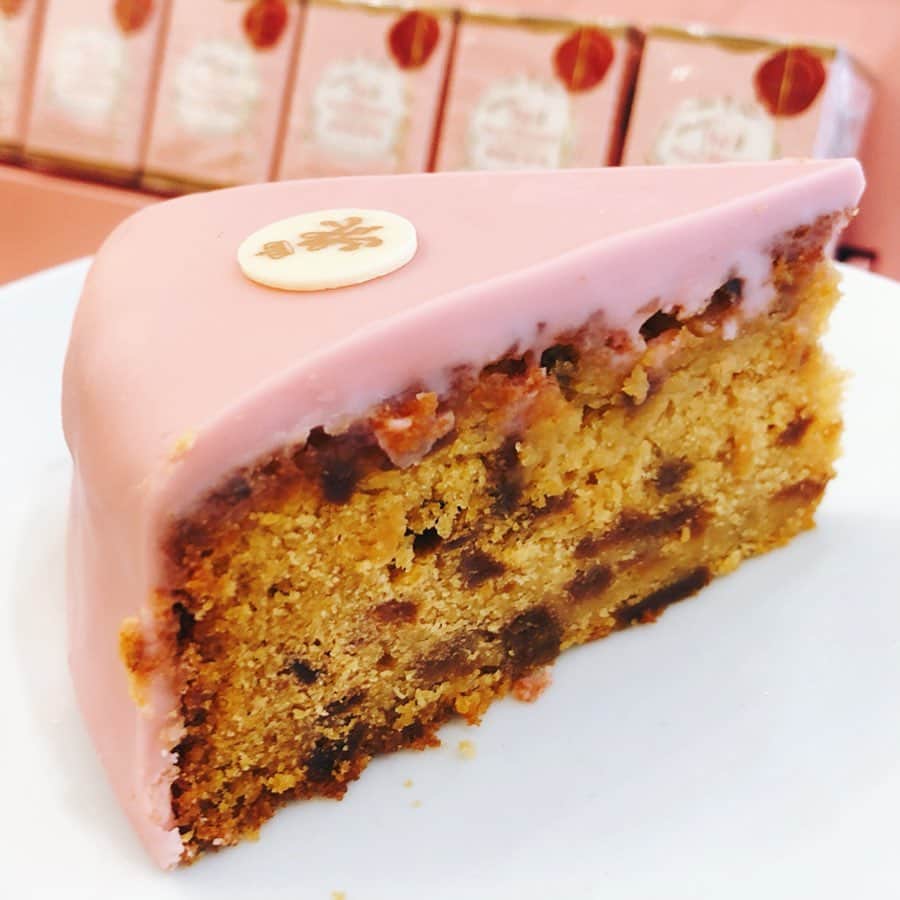 のインスタグラム：「💓NINA'S 紅茶  マリーアントワネットティーとフルーツのケーキ💓 ・ ・ ヴェルサイユ王立農園のリンゴを使用したマリーアントワネットティー ケーキです💓💓💓 ・ ・ 店内は甘く可憐なピンクの世界観。 ケーキ以外はテイクアウト可能です💓 お店の方が優しくて素敵でした♪ ・ ・ #ninas#ninastea#1級フードアナリスト里井真由美 #里井真由美#ケーキ#紅茶#マリーアントワネット#マリーアントワネットティー」