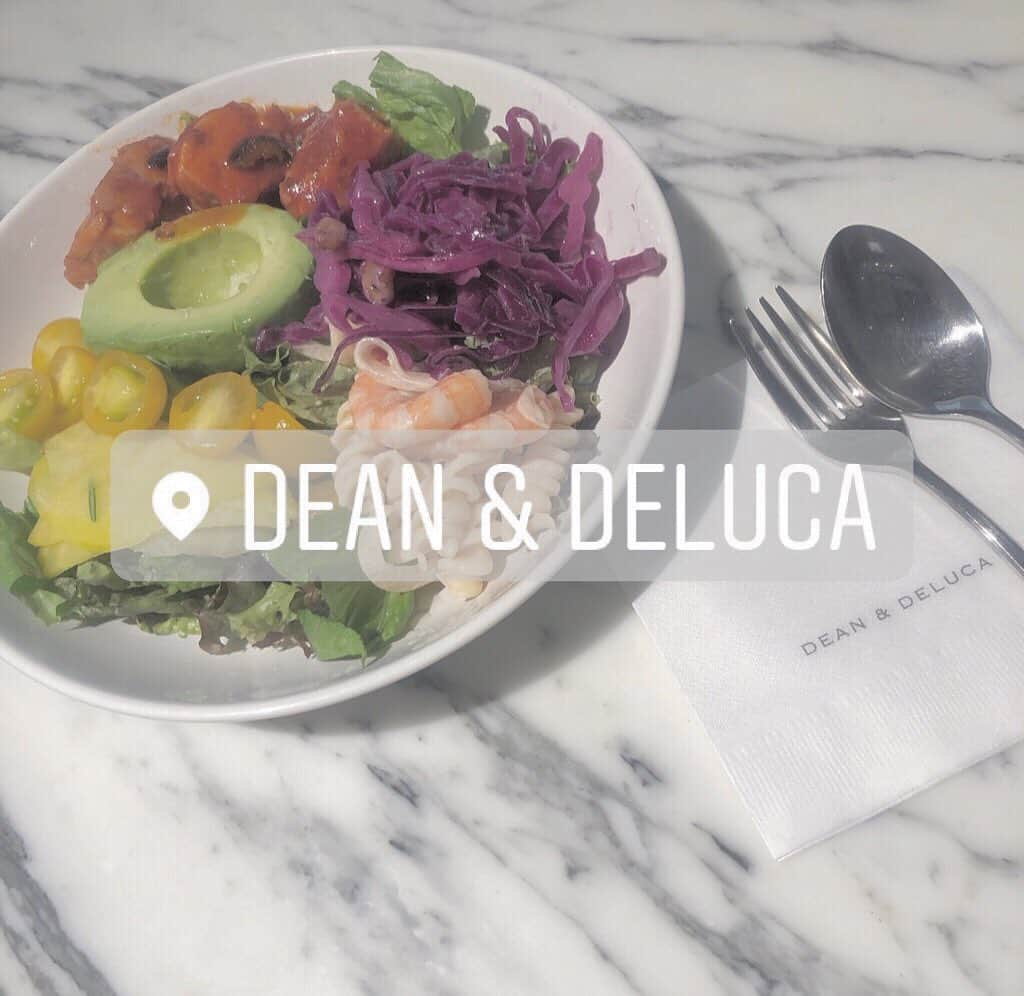 出口真衣のインスタグラム：「・ アボカド🥑とエビ🦐 まいの好物が詰まったサラダボウル🥗 ・ ・ ・ #心斎橋カフェ#心斎橋ランチ#大阪カフェ#大阪ランチ#大阪旅行#大阪観光#サラダランチ#インスタ映え#サロンモデル#可愛い#cute#model#モデル#ファッション#写真撮ってる人と繋がりたい#お洒落さんと繋がりたい#カフェ好きな人と繋がりたい#グルメ好きな人と繋がりたい#カフェスタグラム#スイーツ好きな人と繋がりたい#instagood#like4likes」