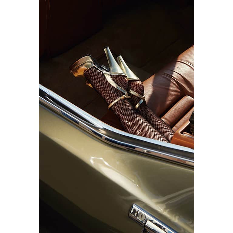 Citroënさんのインスタグラム写真 - (CitroënInstagram)「“It’s the story of a small car with a human heart...” @soniasieff 🇫🇷 – 📸 #Paris Come see her work, along with 6 other world-renowned photographers, during the free exhibit “The World Inspired By Citroën” #WIBC at @monnaiedeparis . . . Link in Bio ⬆️ #WIBC #CitroënOrigins #Citroën100 #France  #Photography #Art #Picoftheday #Photooftheday #InstaCar #CarsofInstagram」6月26日 17時39分 - citroen